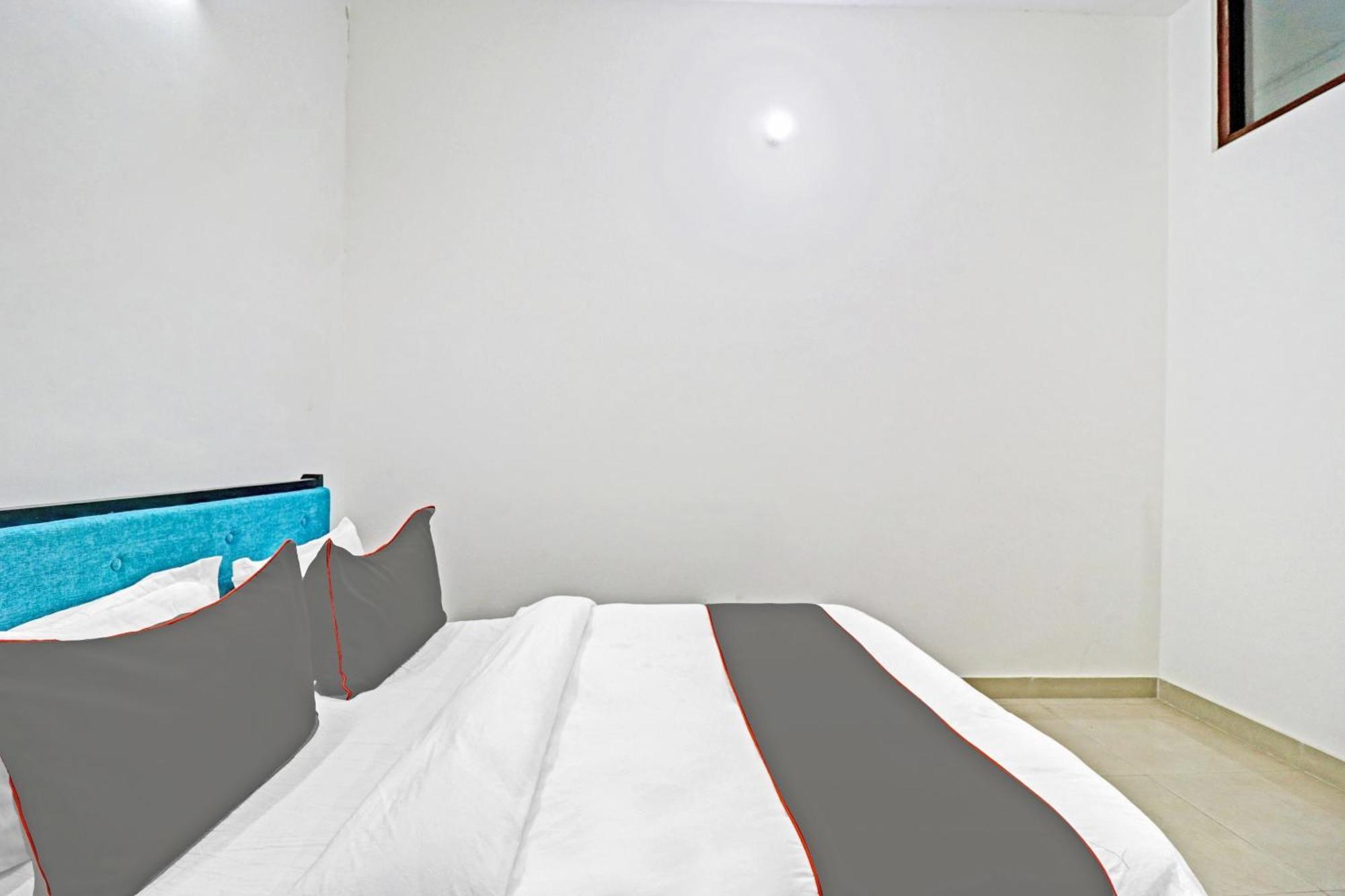 Hotel Capital O Saket Near Dlf Avenue Saket 3*