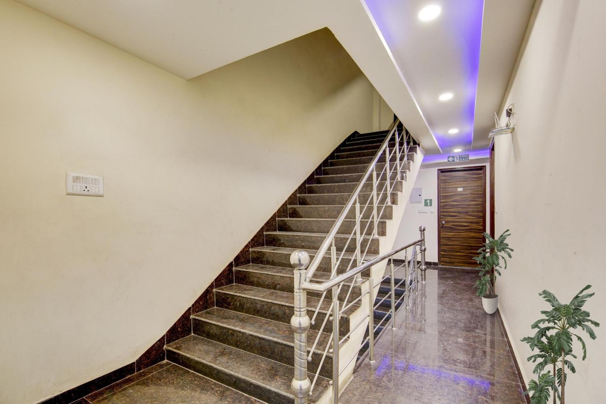 Hotel Collection O Golden Blue Near Dwarka Sector 21 Metro Station