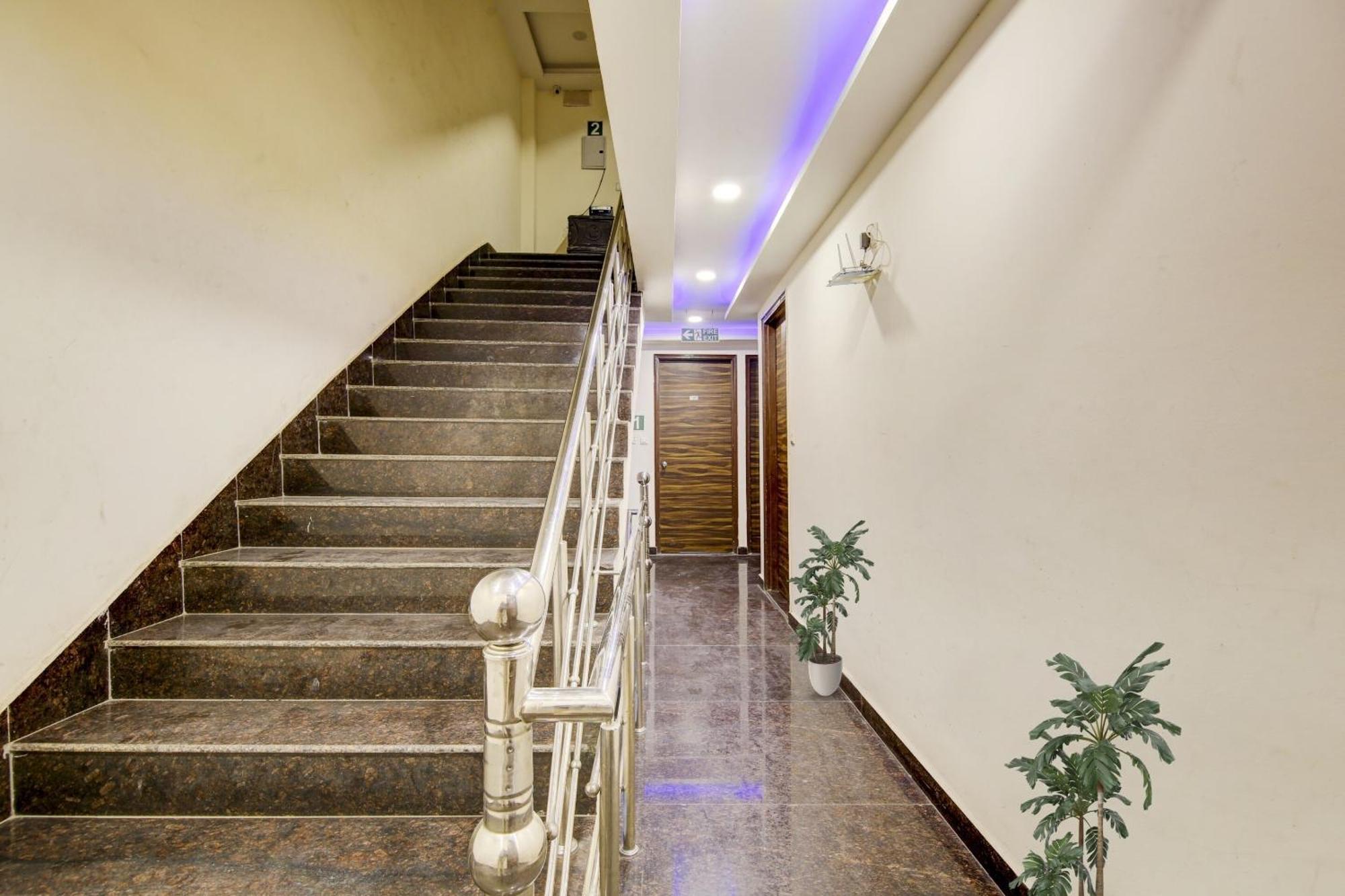 Collection O Golden Blue Near Dwarka Sector 21 Metro Station Nova Deli