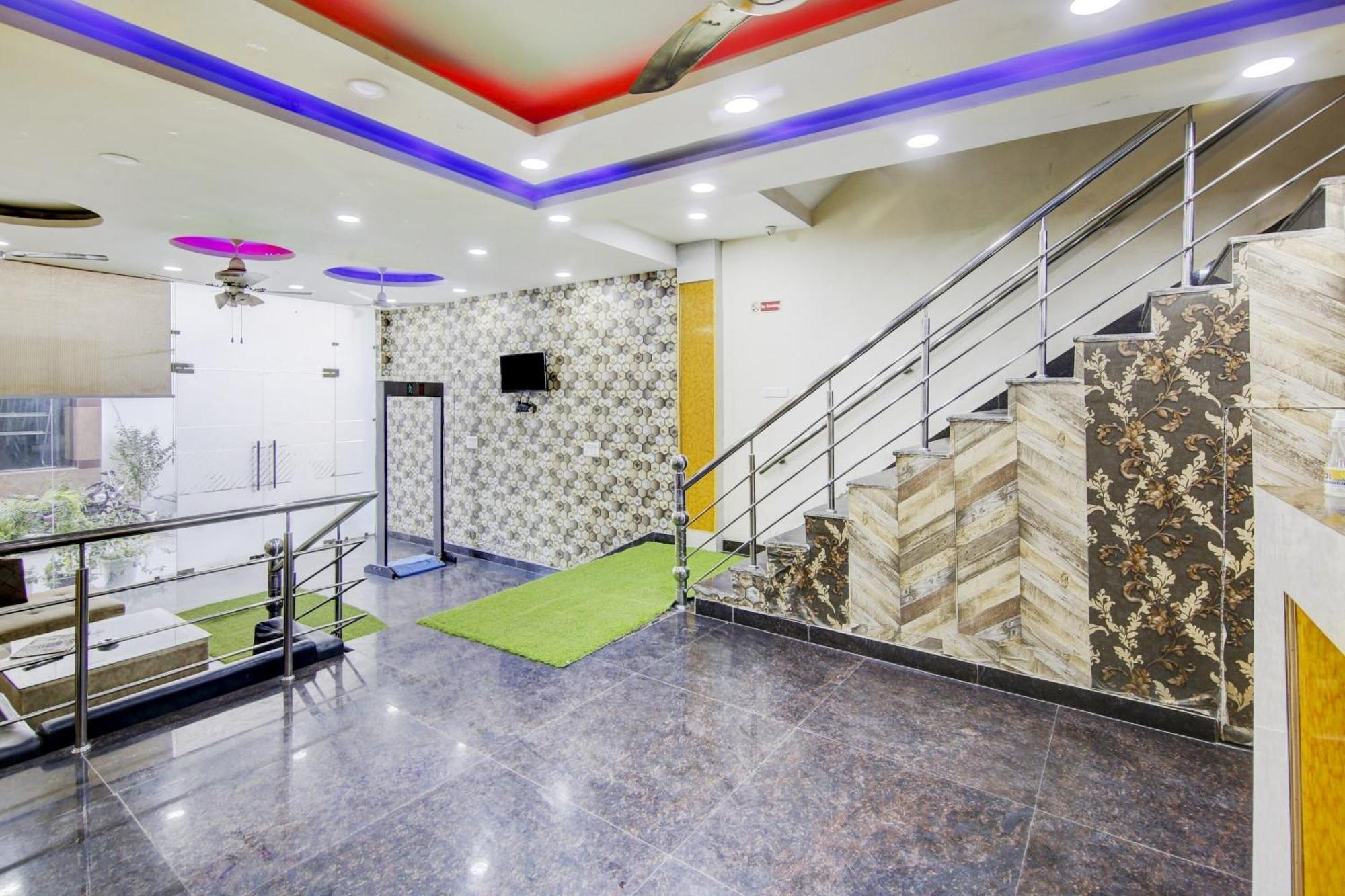 Collection O Golden Blue Near Dwarka Sector 21 Metro Station