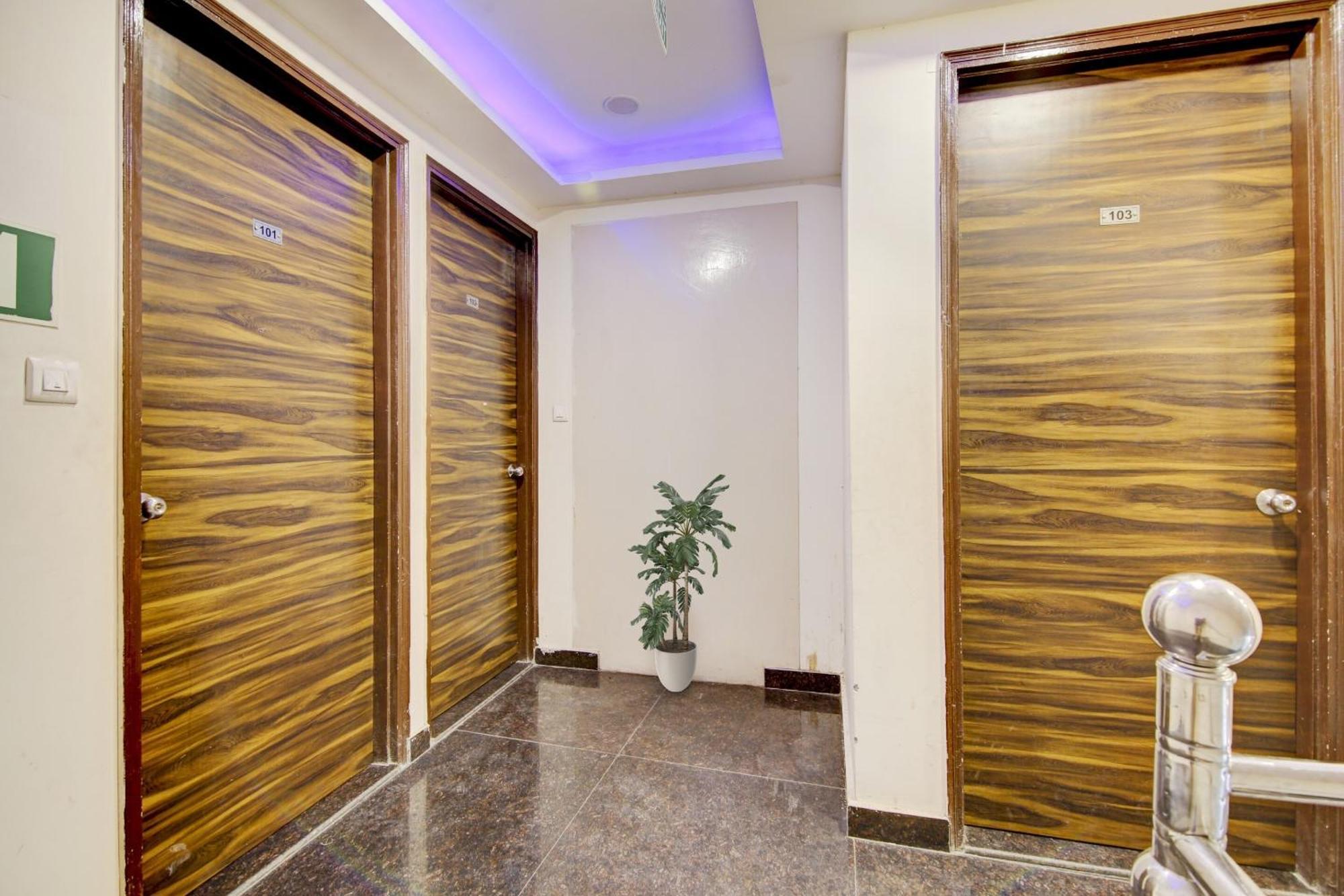 Collection O Golden Blue Near Dwarka Sector 21 Metro Station Hotel New Delhi