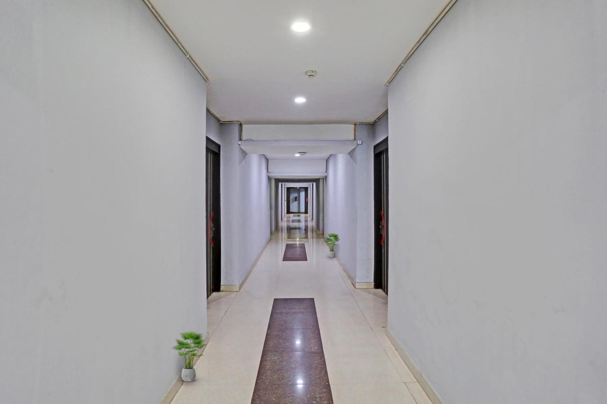 Oyo Flagship Red Near V3s Mall New Delhi