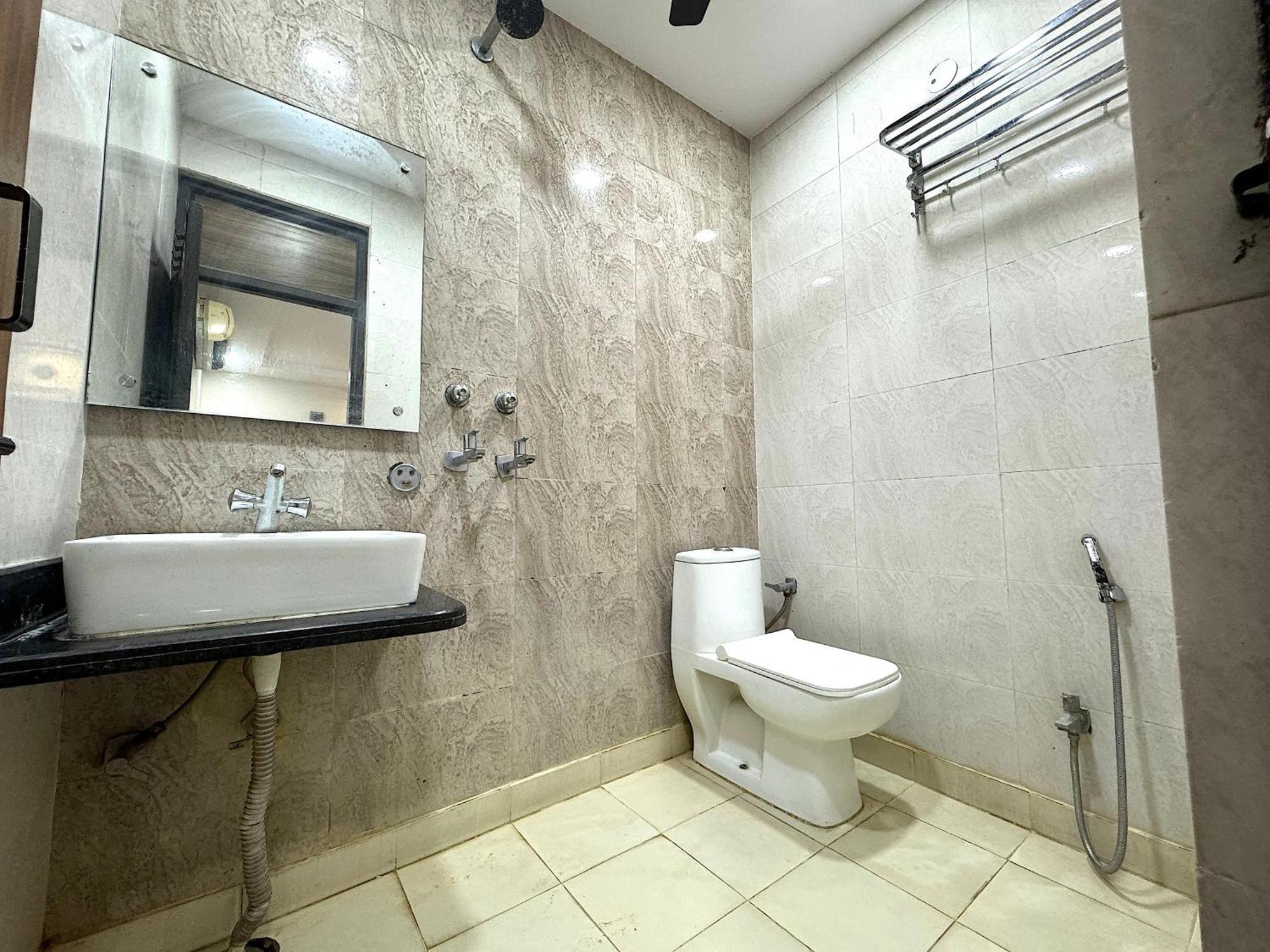 Kelson Dx With Parking, 2mins From Metro Station Near Railway Station Nova Deli