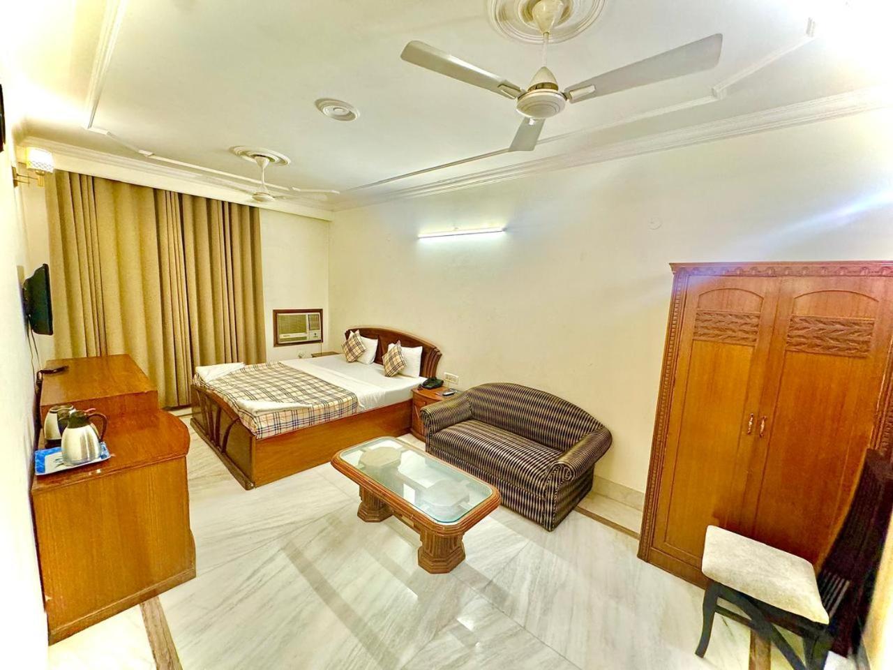 Pablas International, New Delhi, Near Metro
