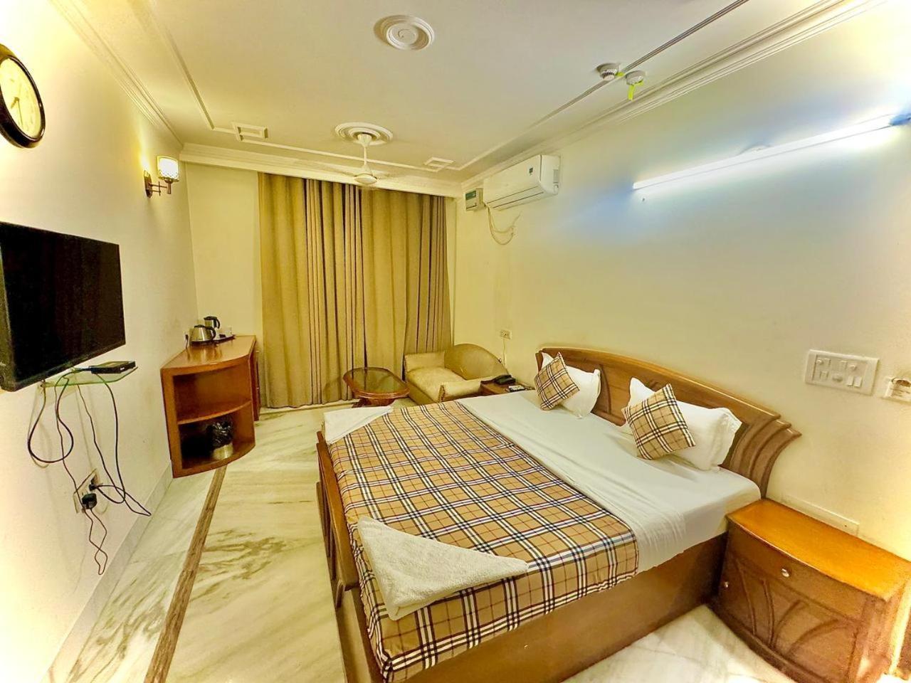 Pablas International, New Delhi, Near Metro Hotel 3*