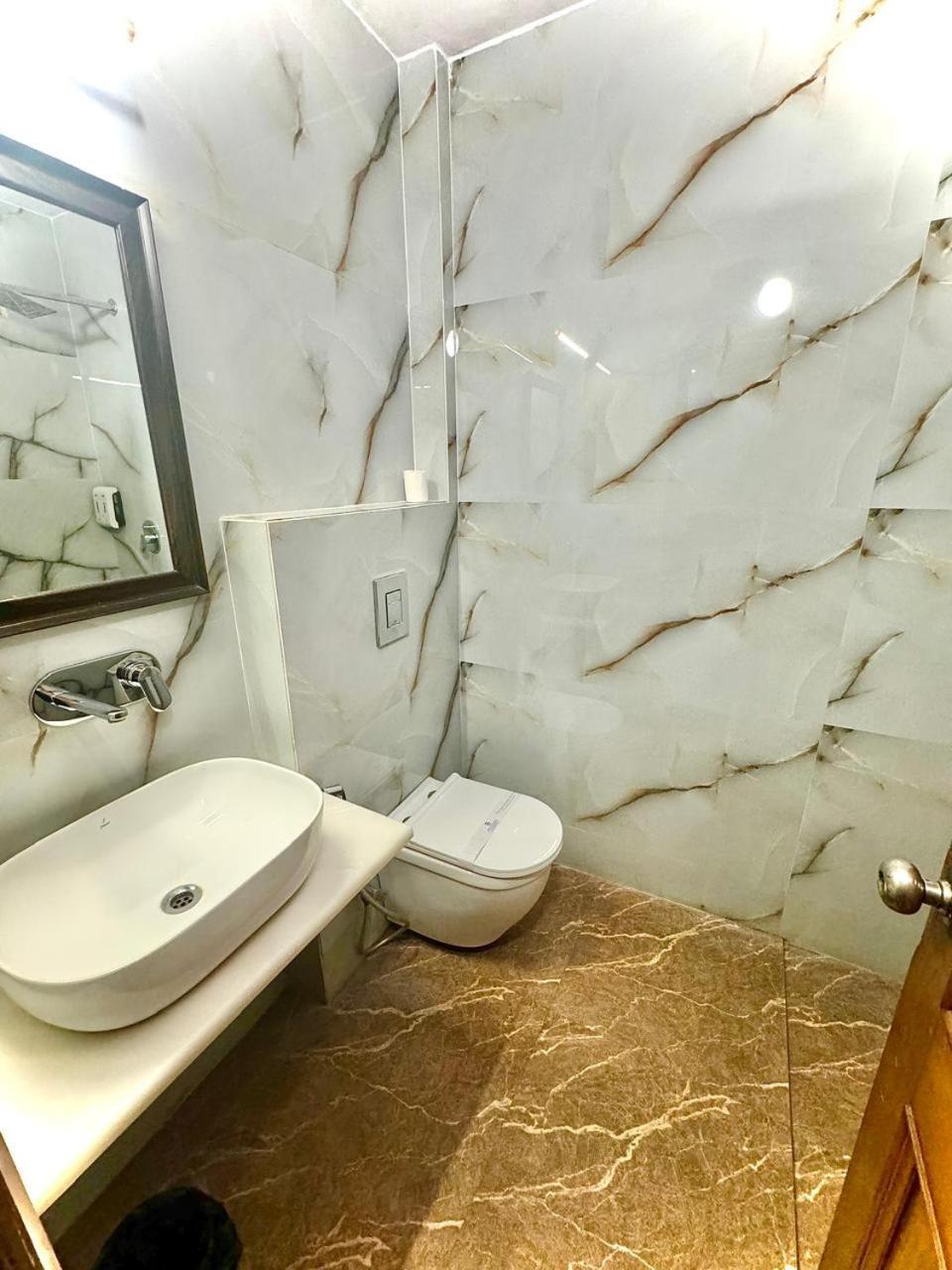 Pablas International, New Delhi, Near Metro 3*