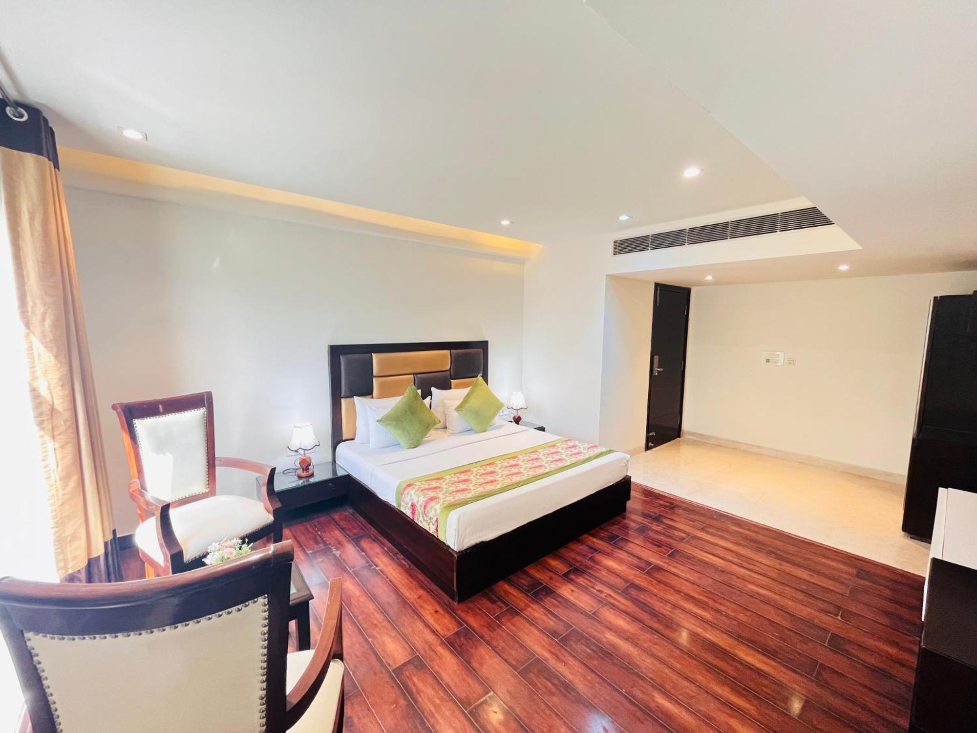 Hotel Aura Ip Grand Karkardooma Metro Station Couple Friendly 3*