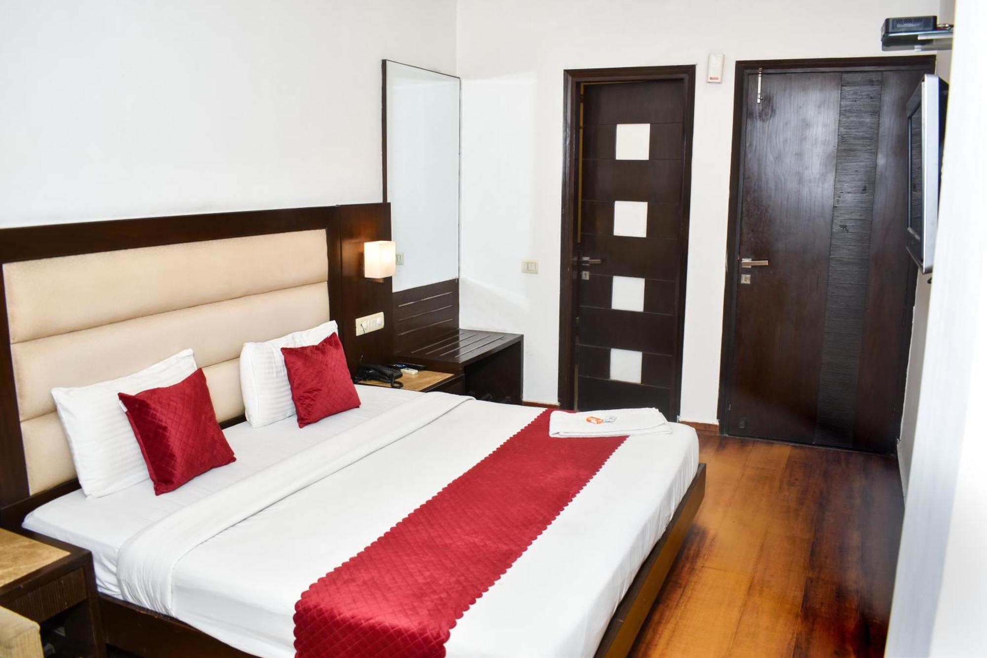 Hotel Chanchal Continental # Near To New Delhi Station # Family Hotel # Customer'S Choice Hotel # Tourist Places Nearby - Red Fort, Jama Masjid, India Gate New Delhi