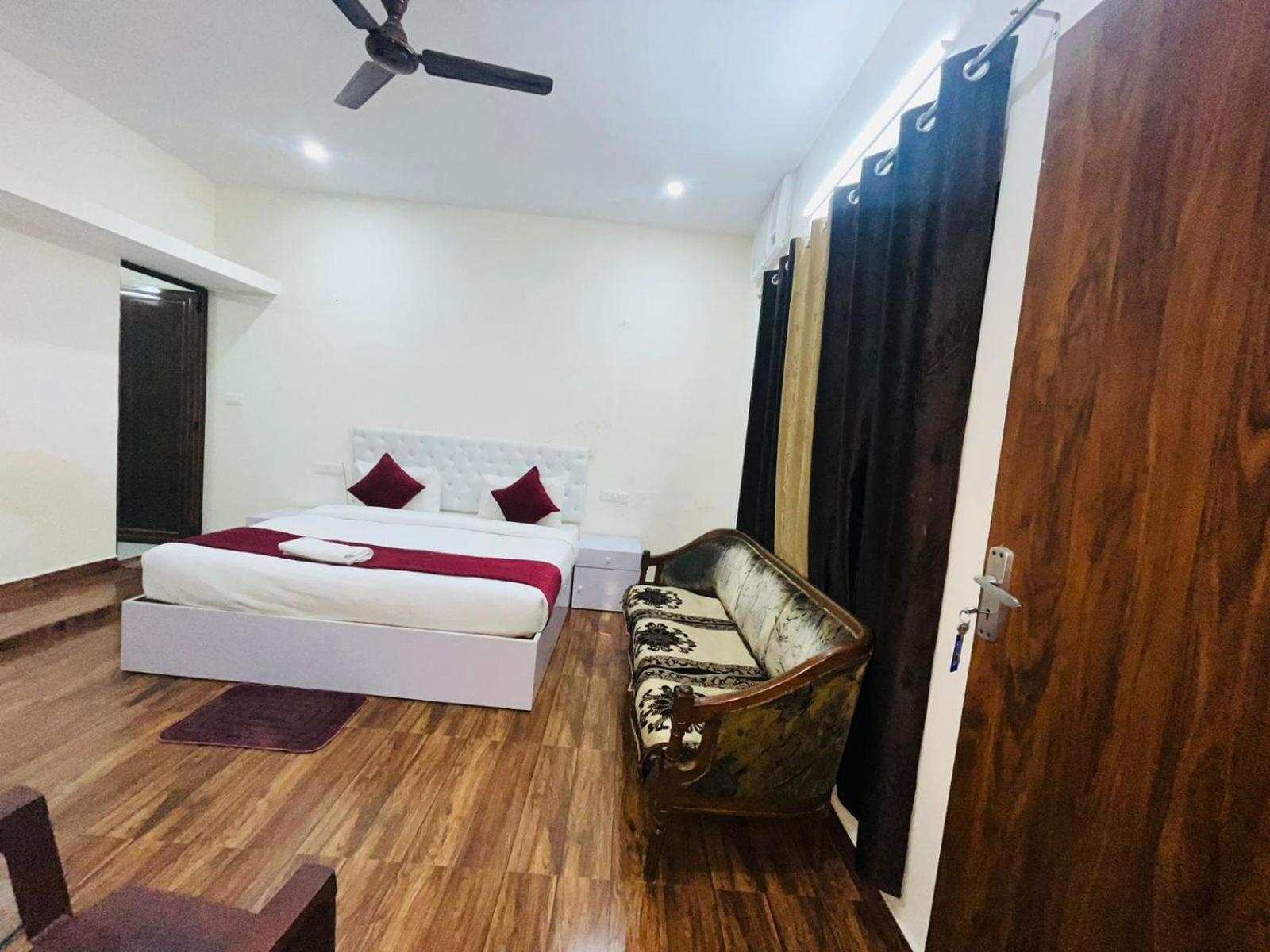 Badal - Safdarjung Enclave * New Delhi