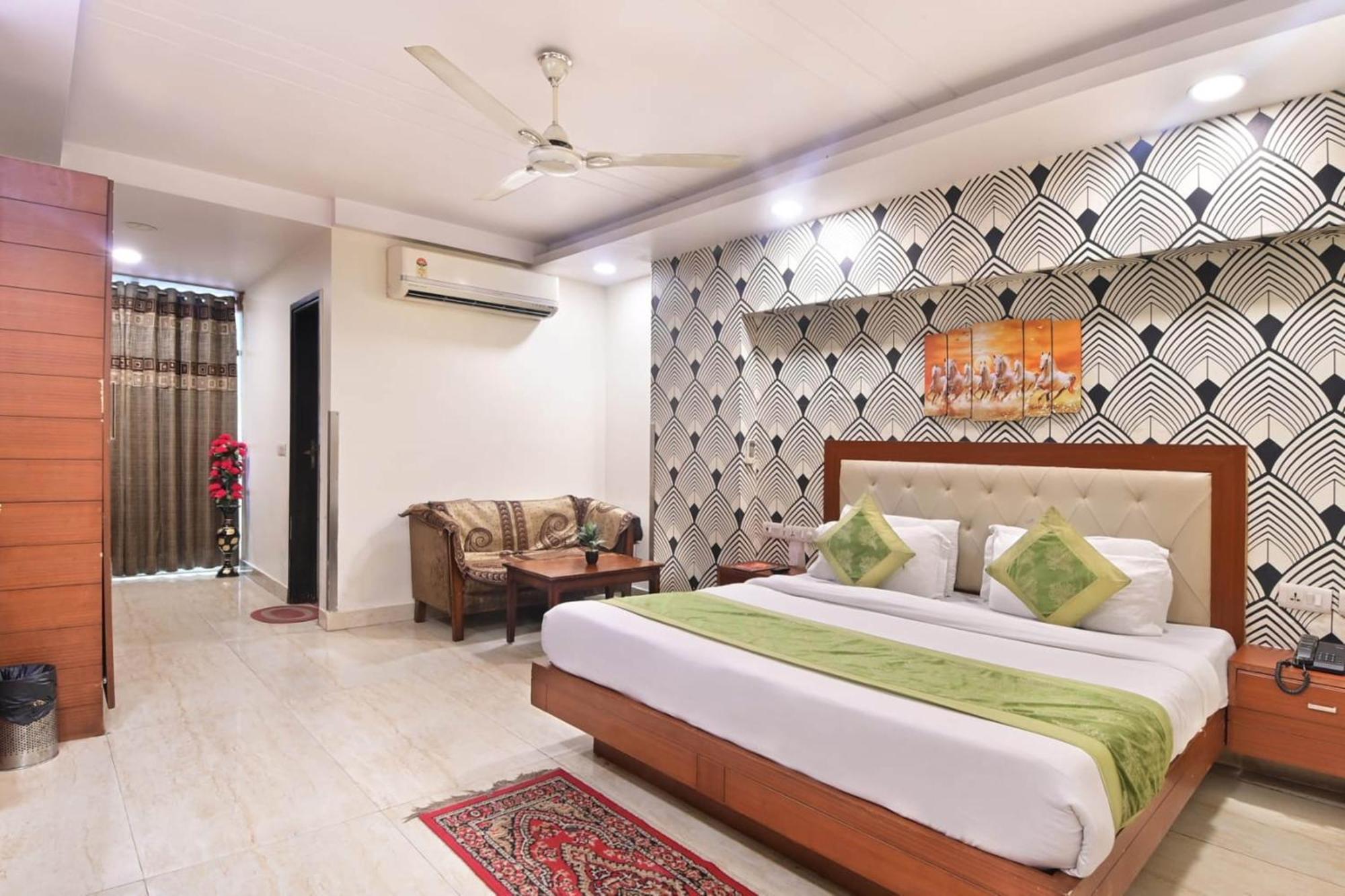 Hotel Emporio Near Railway Station 3*