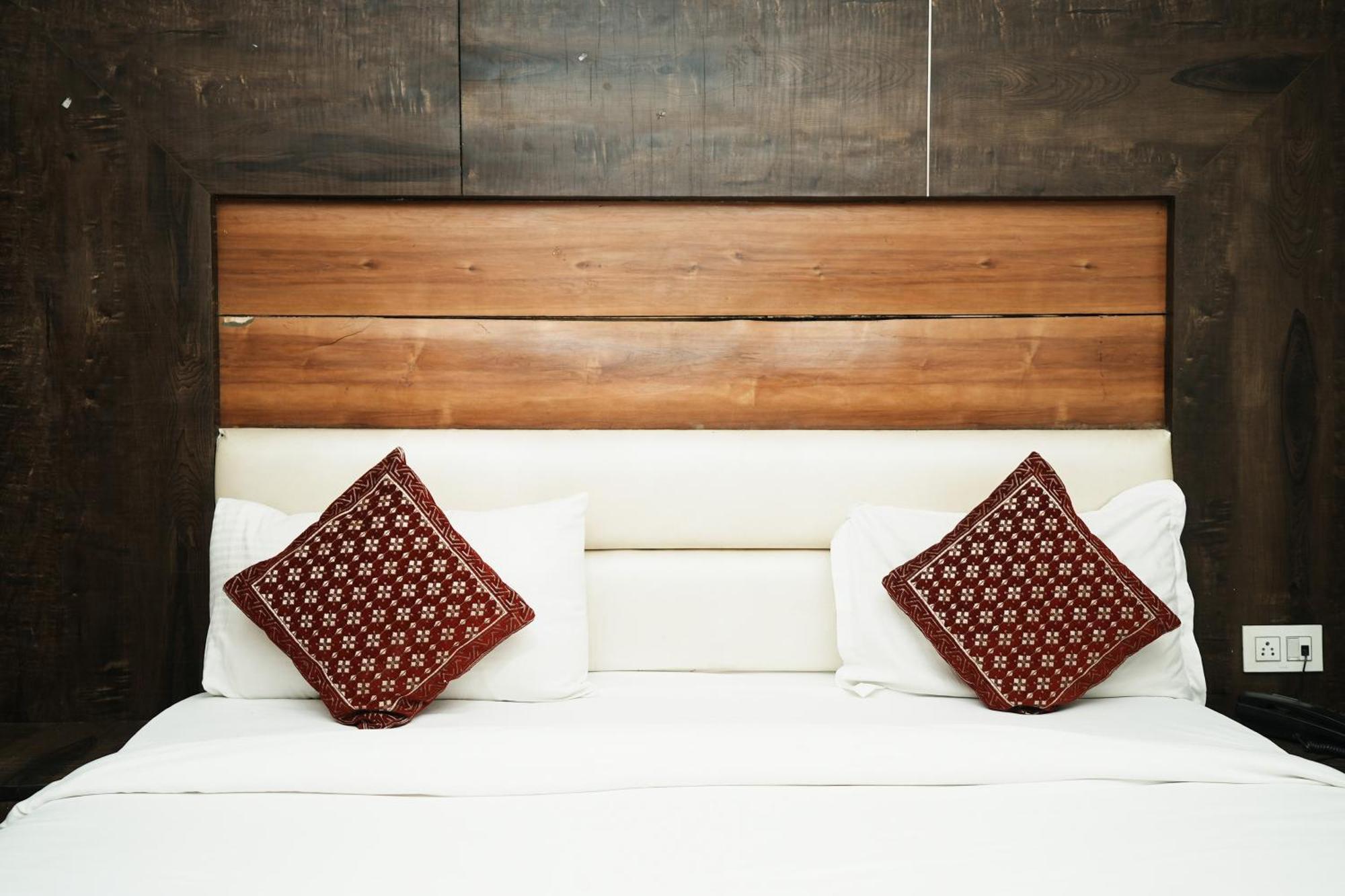 Amour Near Igi Delhi Airport 3*