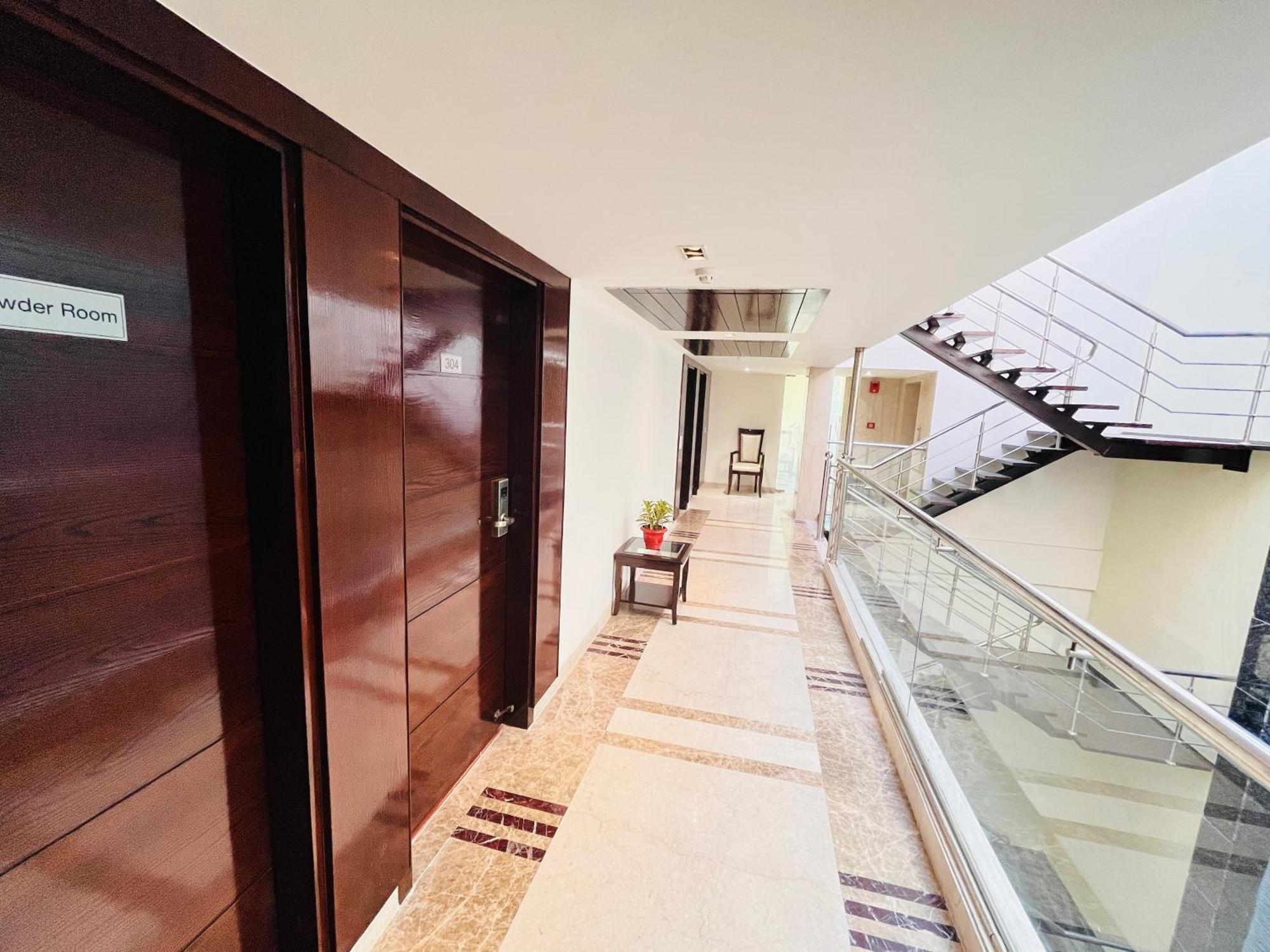 Aura Ip Grand Karkardooma Metro Station Couple Friendly Hotel New Delhi