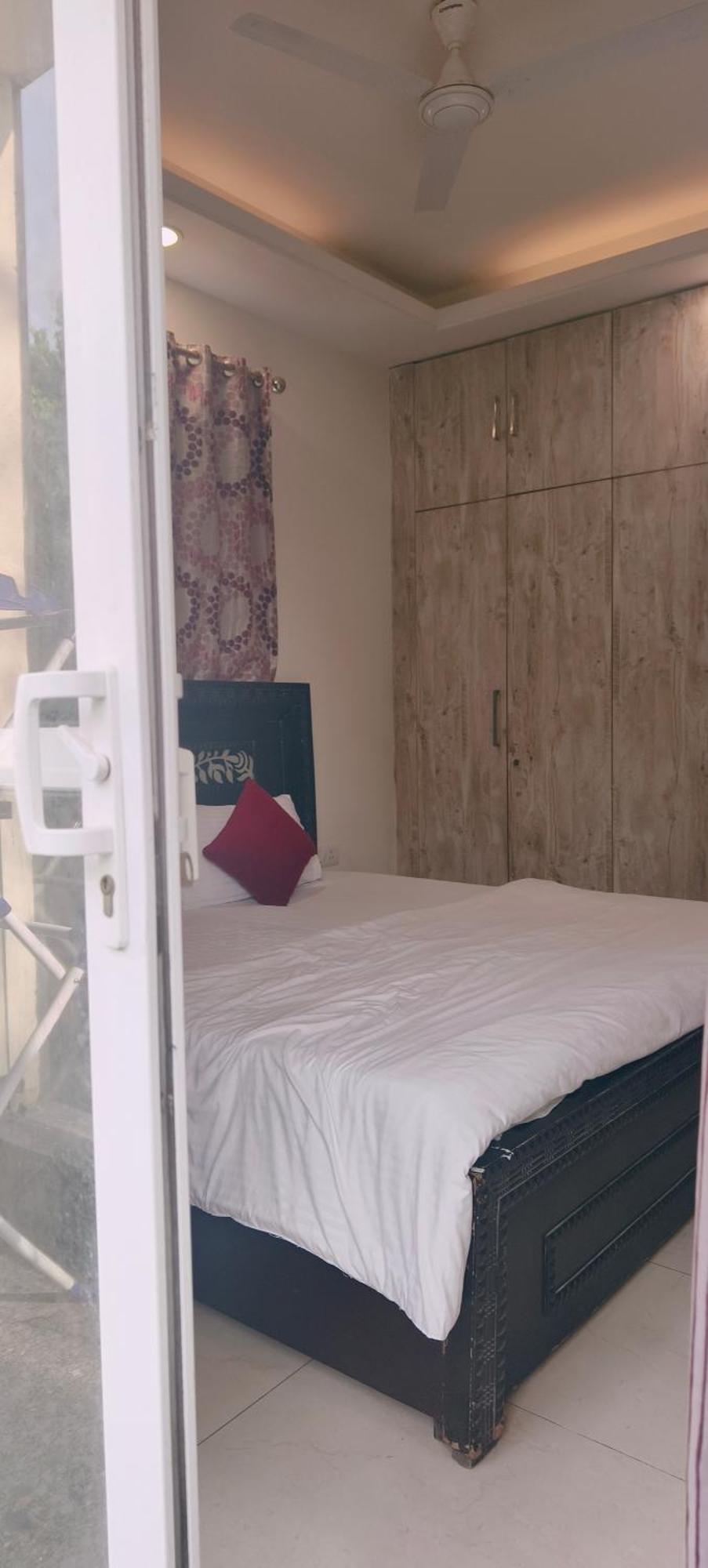 Hostmystay- 2bhk! Lajpat Nagar Market Apartment *