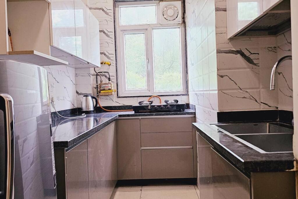 Hostmystay- 2bhk! Lajpat Nagar Market Apartment *