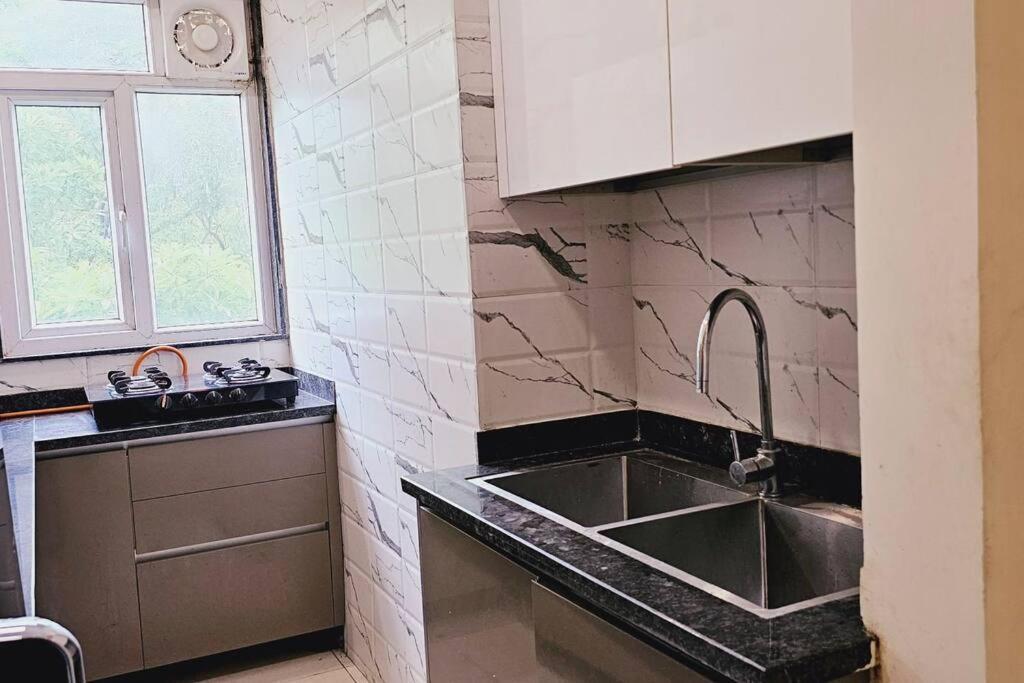 Hostmystay- 2bhk! Lajpat Nagar Market Apartment *