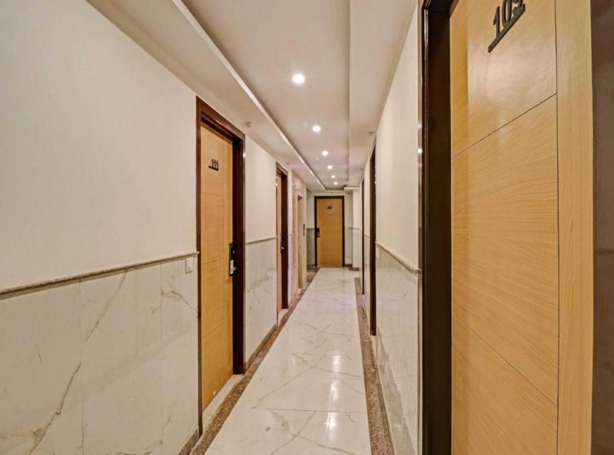Del Near Igi Airport