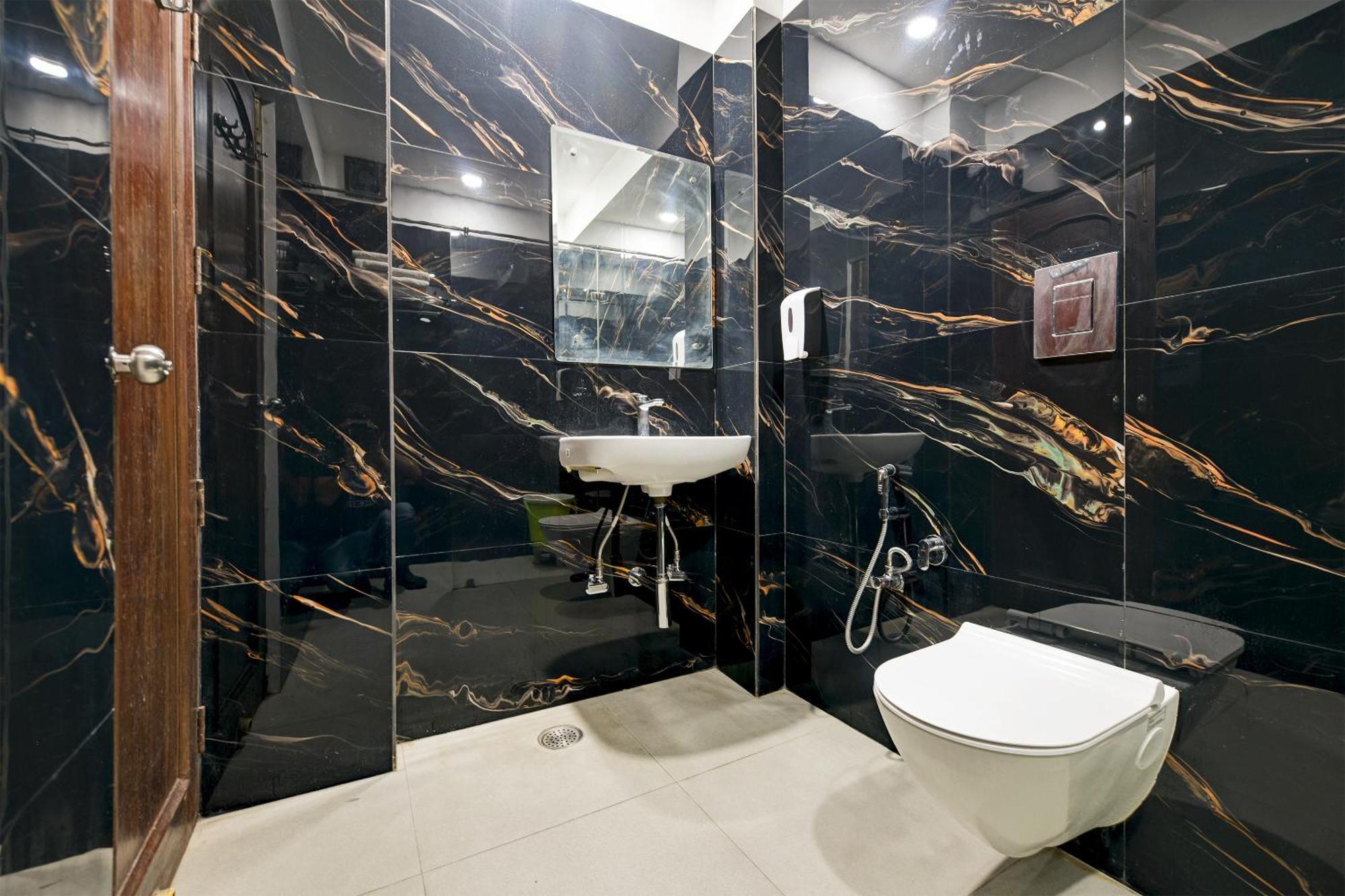 Legend International - 02 Mins From Station Hotel