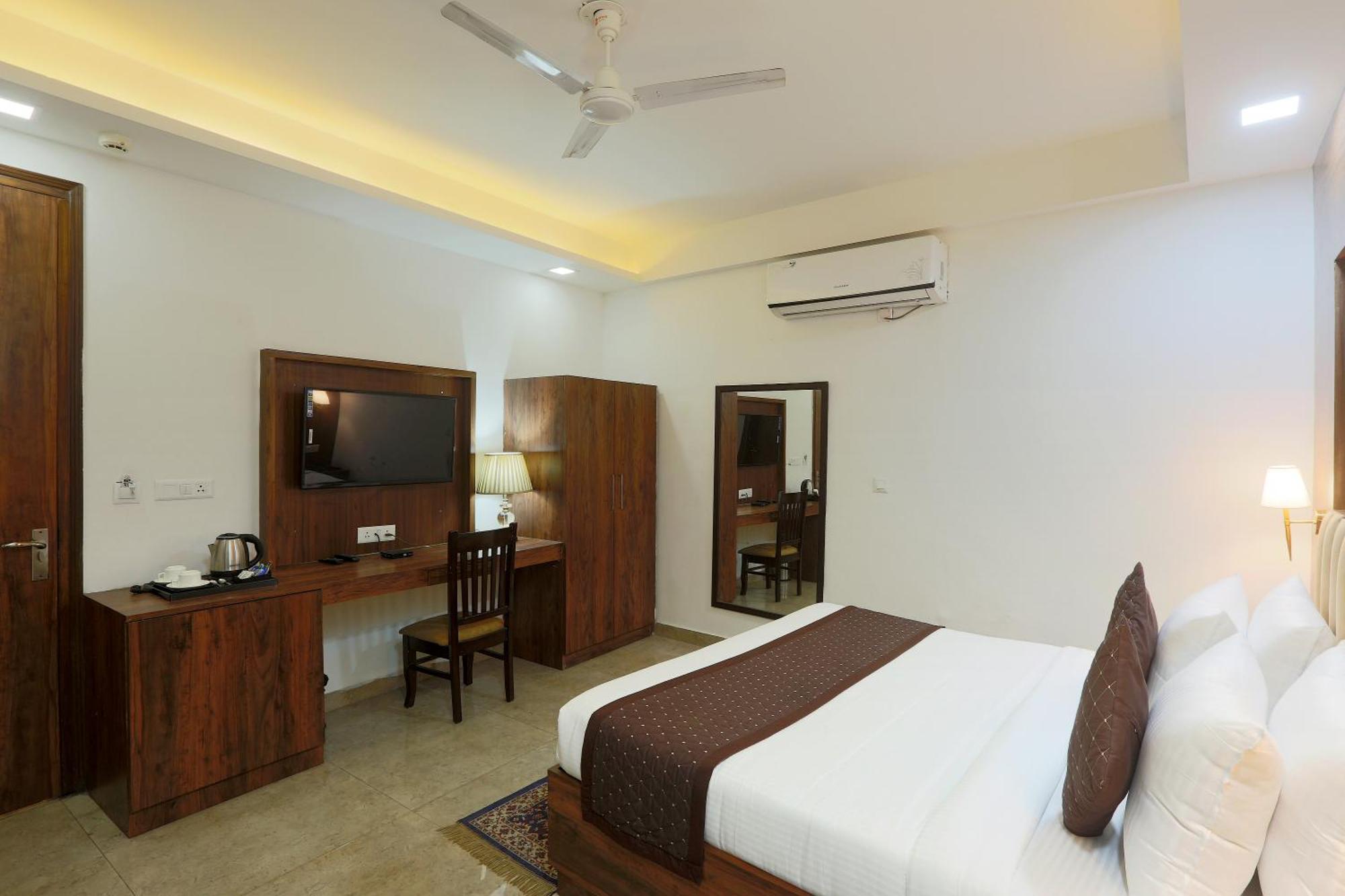 Hotel Prithvi Palace Near Delhi International Airport 3*