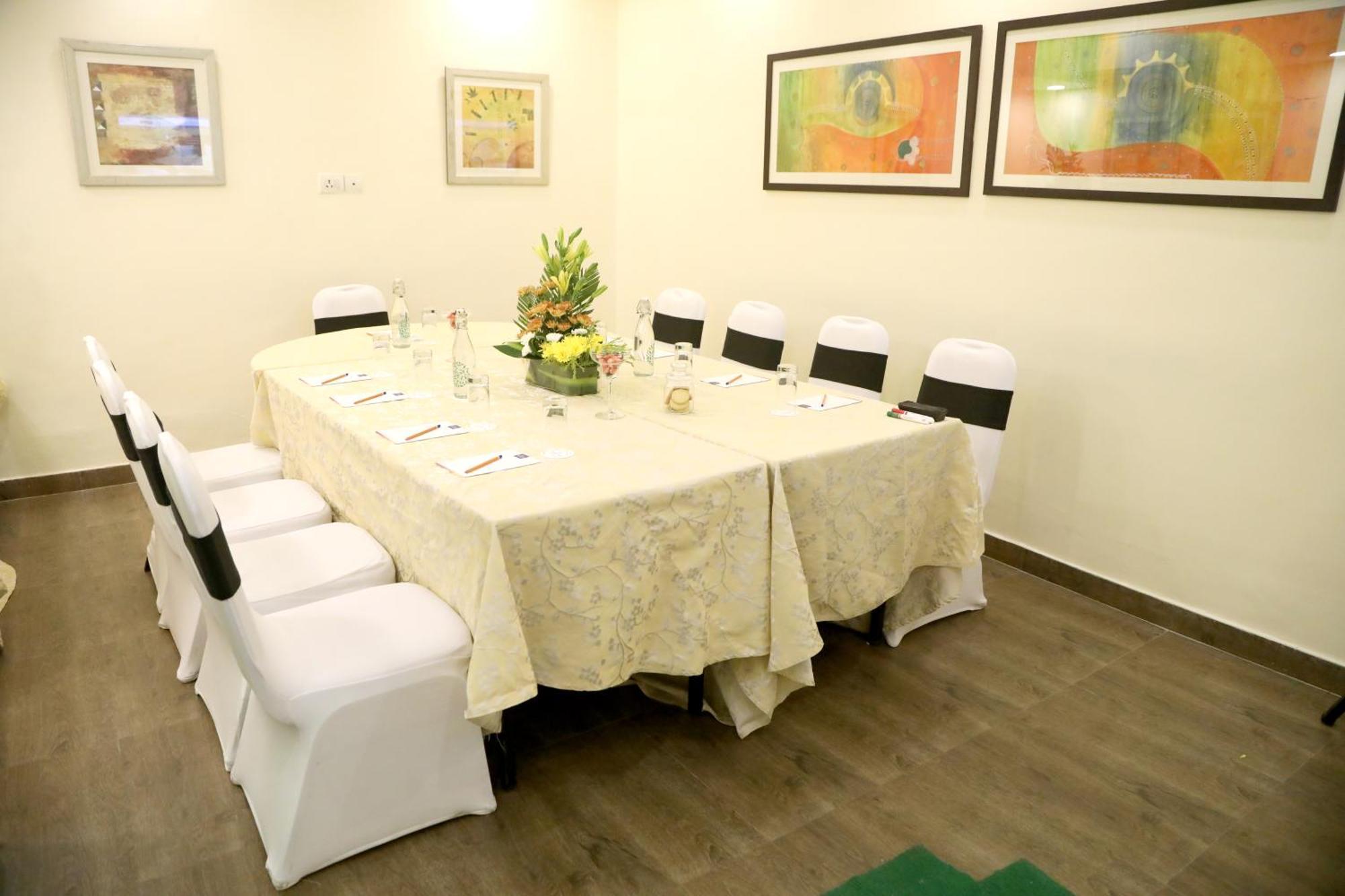 Sarovar Portico Naraina, 3* New Delhi