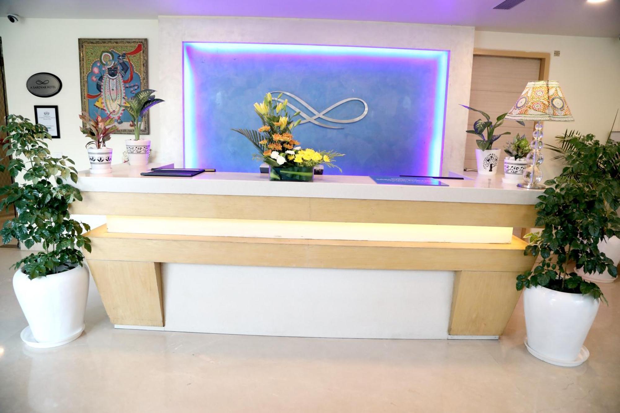Hotel Sarovar Portico Naraina,