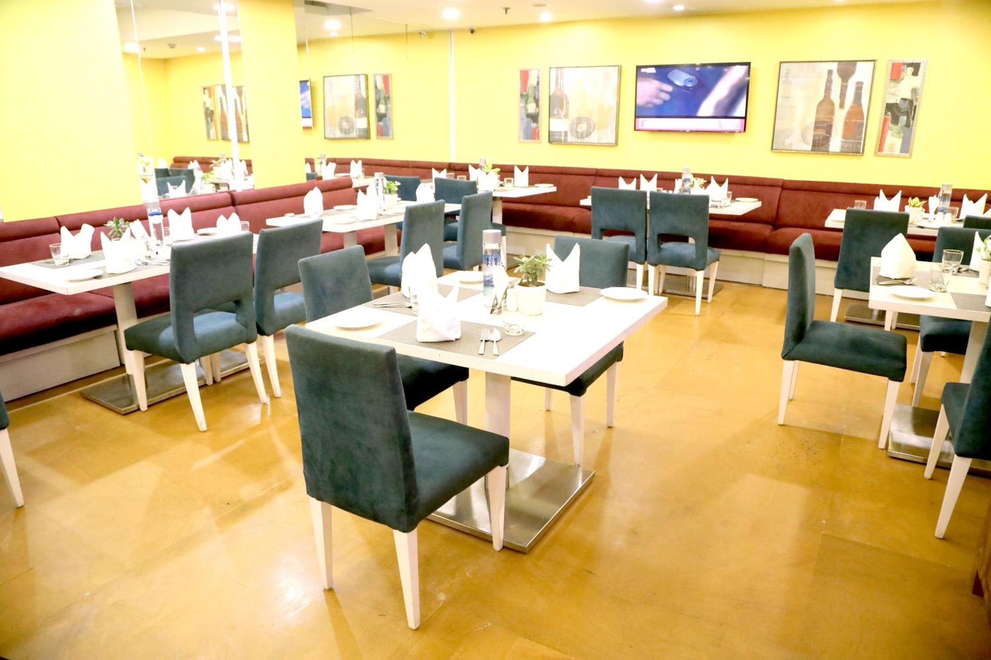 Hotel Sarovar Portico Naraina,