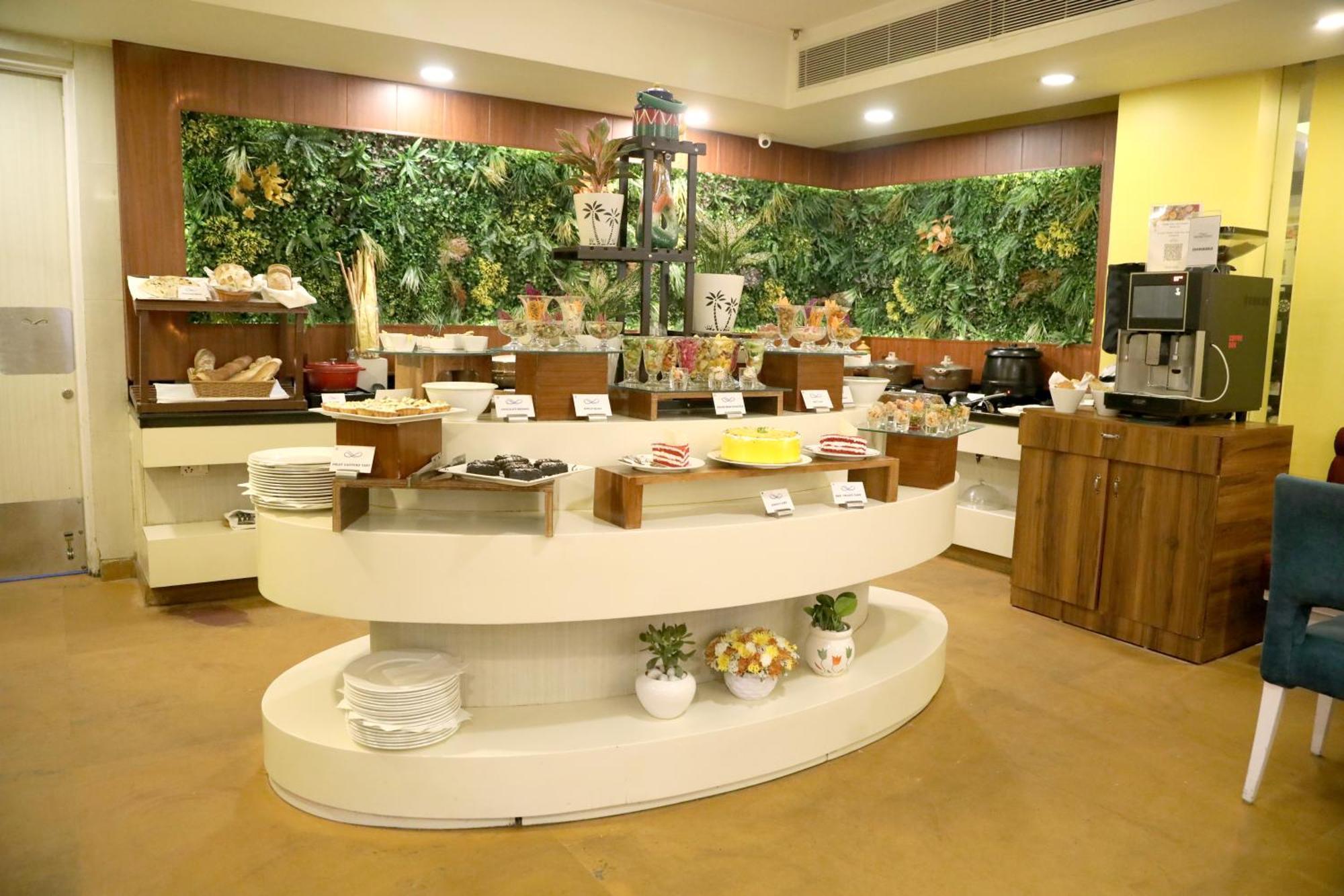 Hotel Sarovar Portico Naraina,