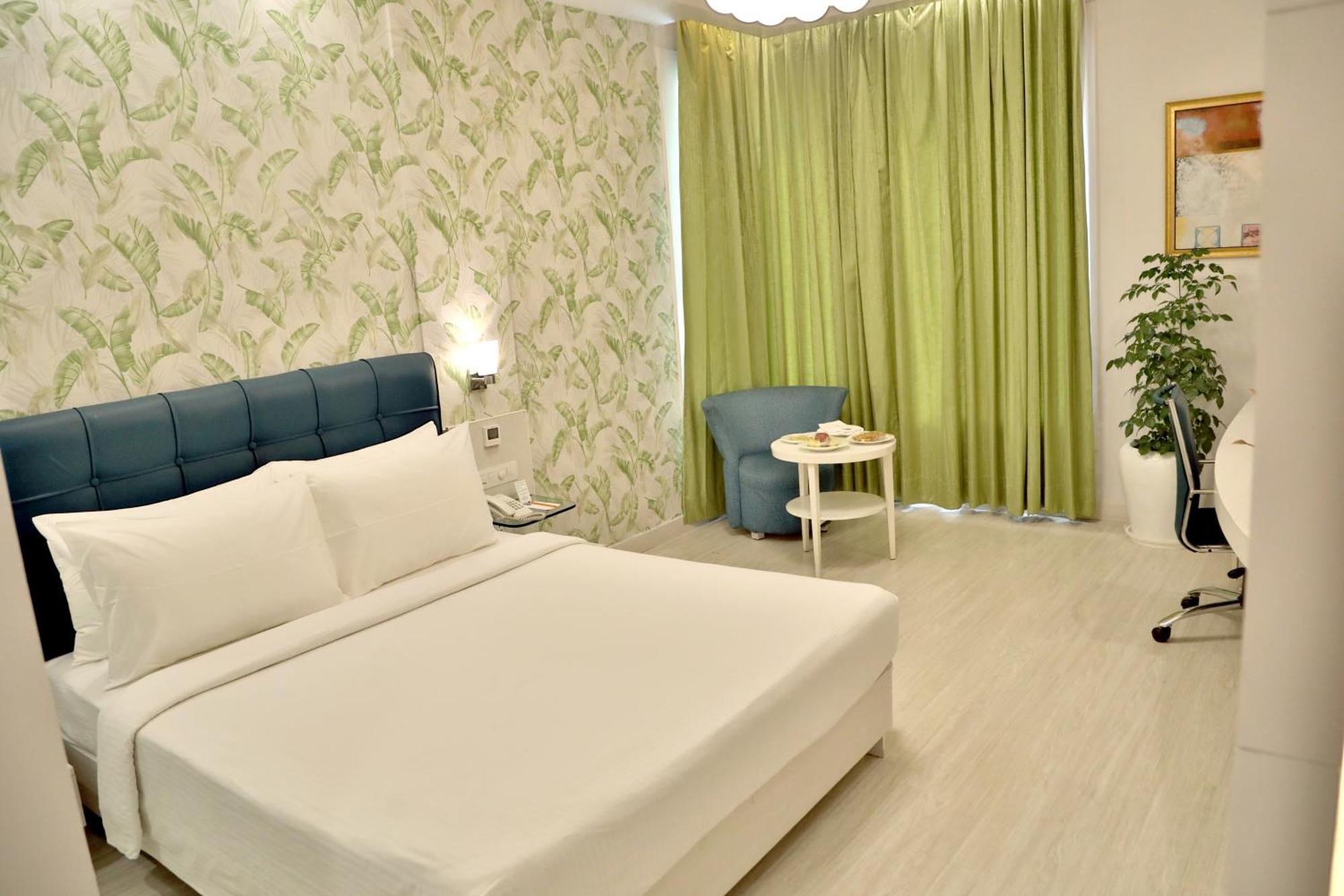 Sarovar Portico Naraina, 3* New Delhi