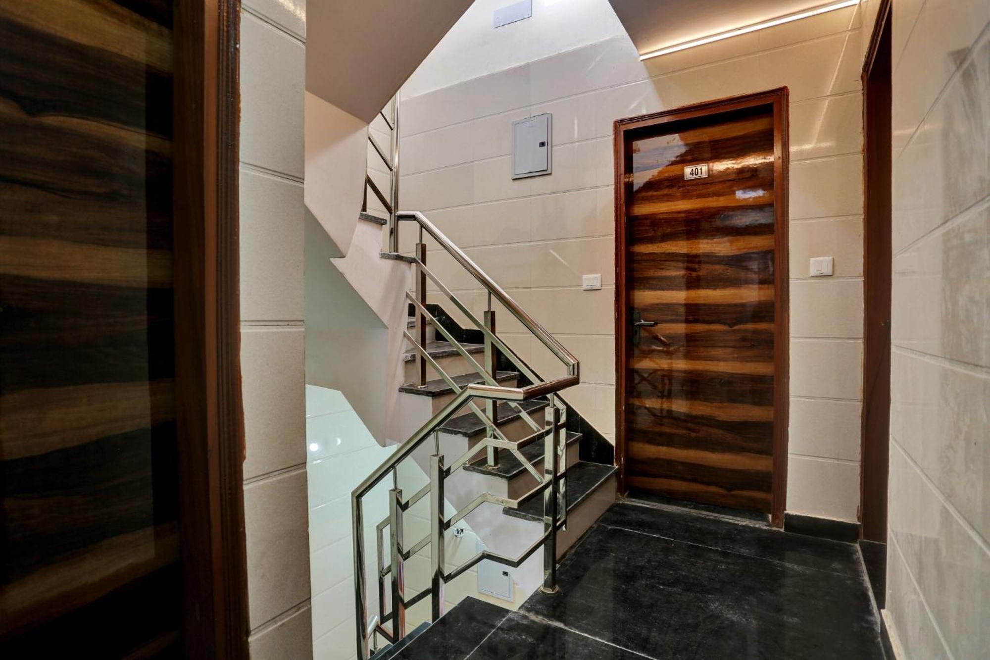 Hotel O Metro Height's Near Nangloi Railway Metro Station