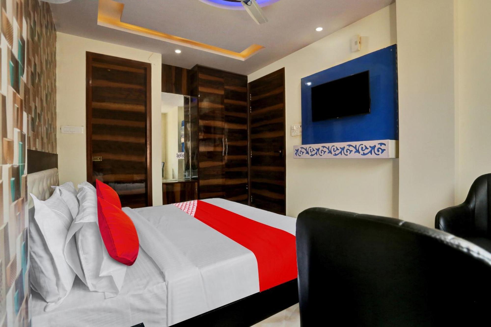 Hotel O Metro Height's Near Nangloi Railway Metro Station 3*