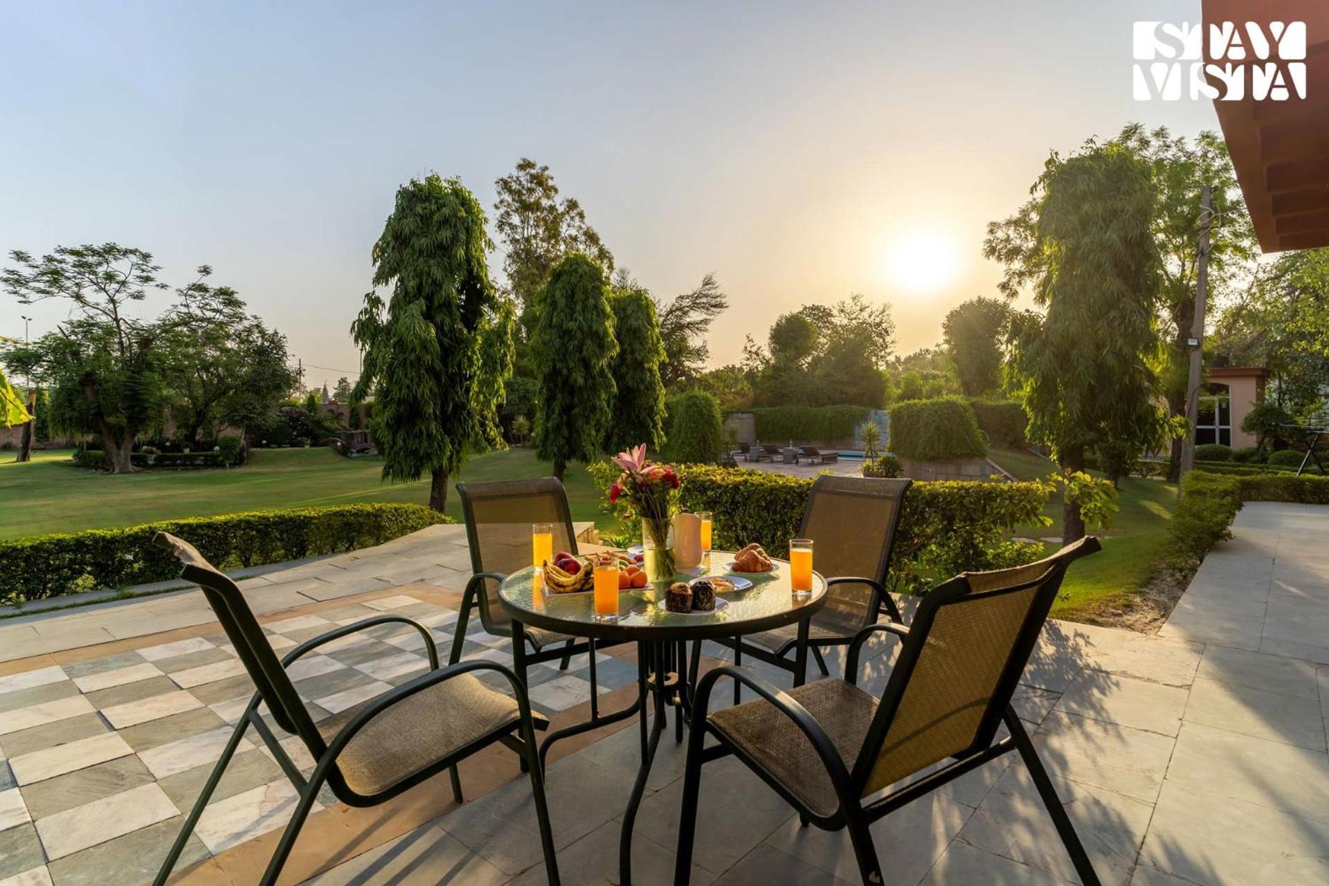 Villa Stayvista At The Cityscape With Lawn & Pool