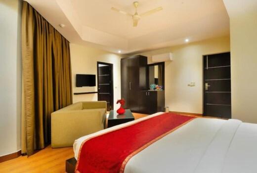 S R Plaza At Delhi Airport Hotel