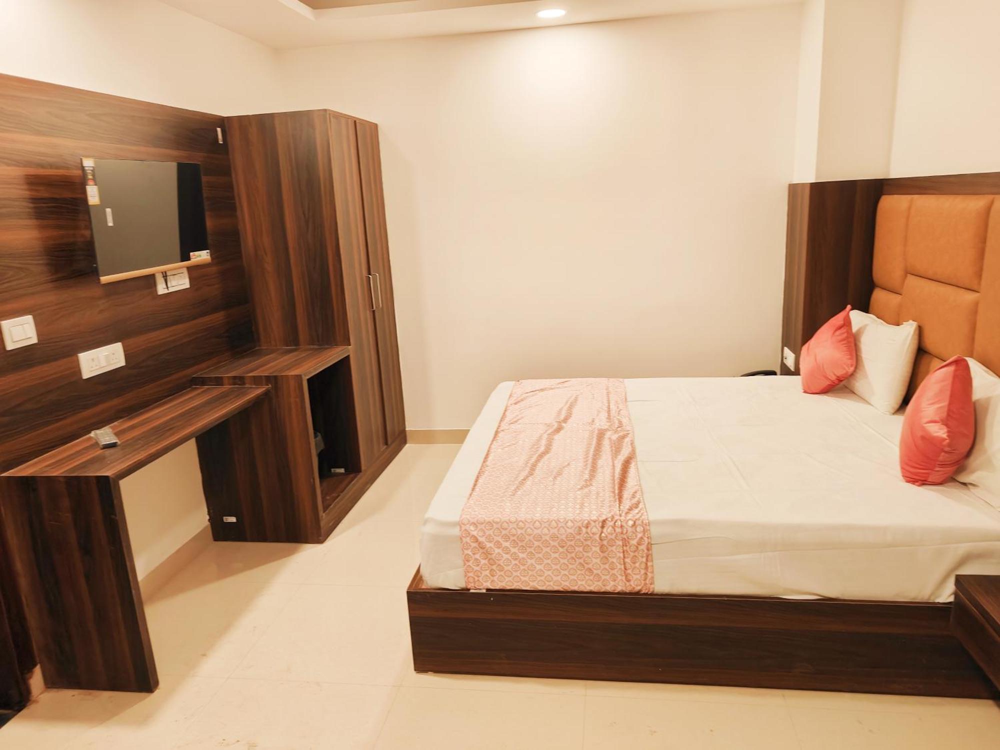Tela Near Igi Airport Delhi 4*