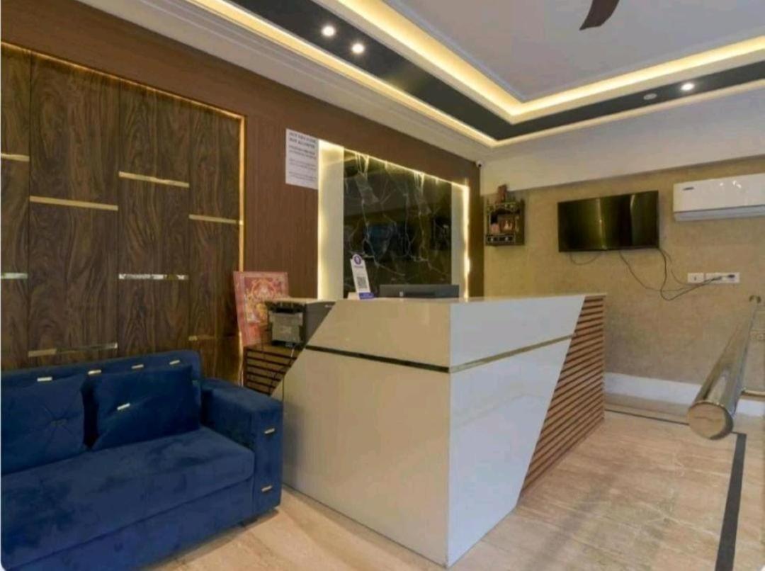 Del Near Igi Airport 3*