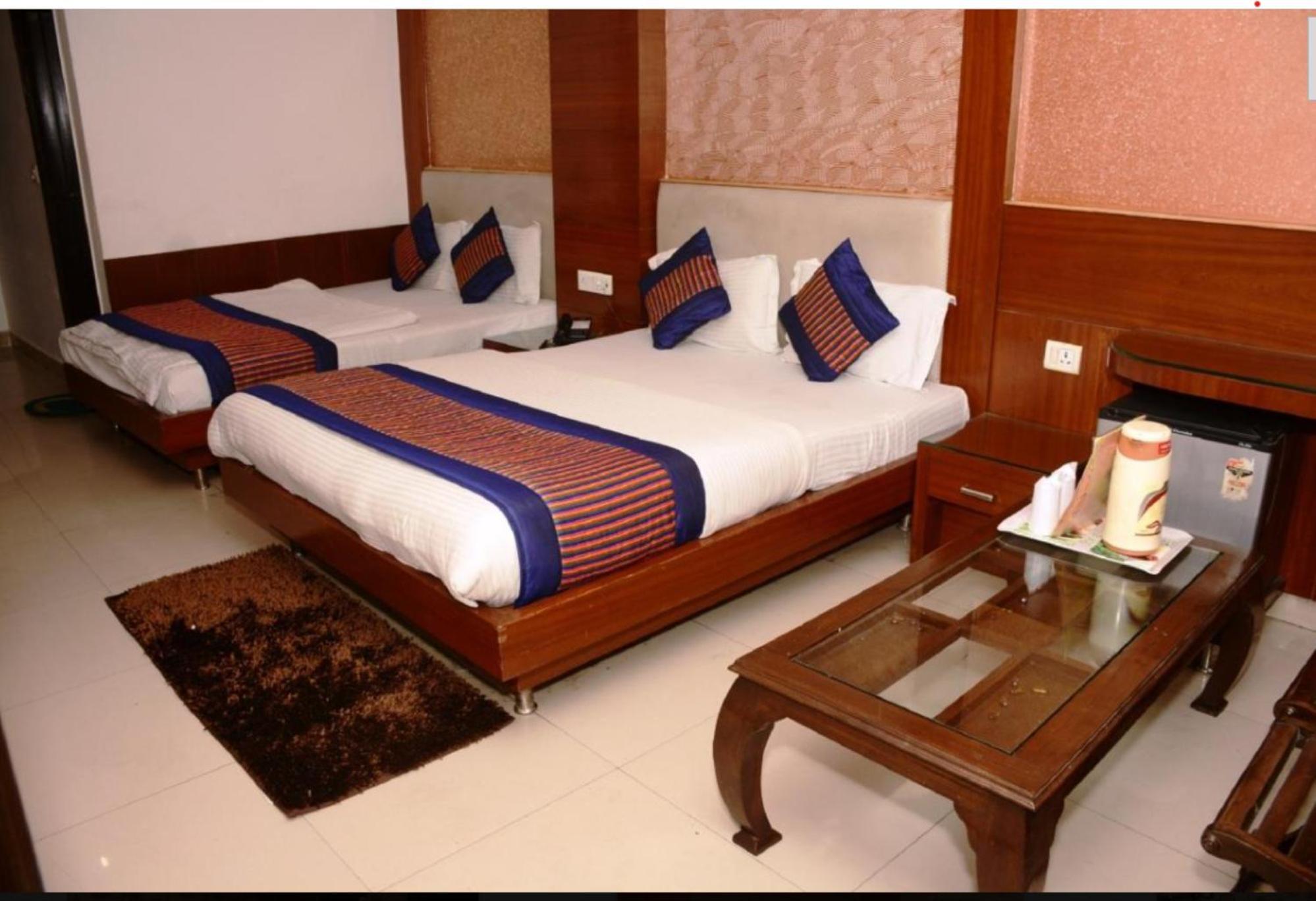 Capital O 6408 Delhi Heart 3*