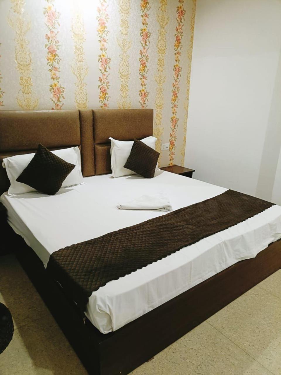 Ambiance Plazaa A Family At- Delhi Airport Hotel 4*