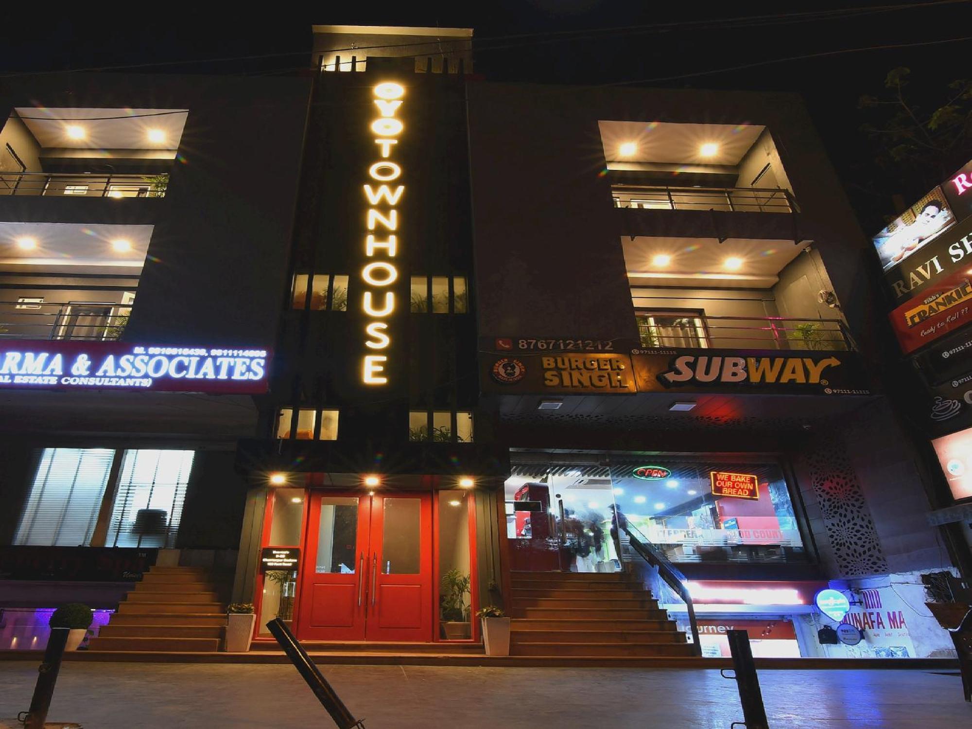 Townhouse Rudra Near Chhatarpur Metro Station 4* New Delhi