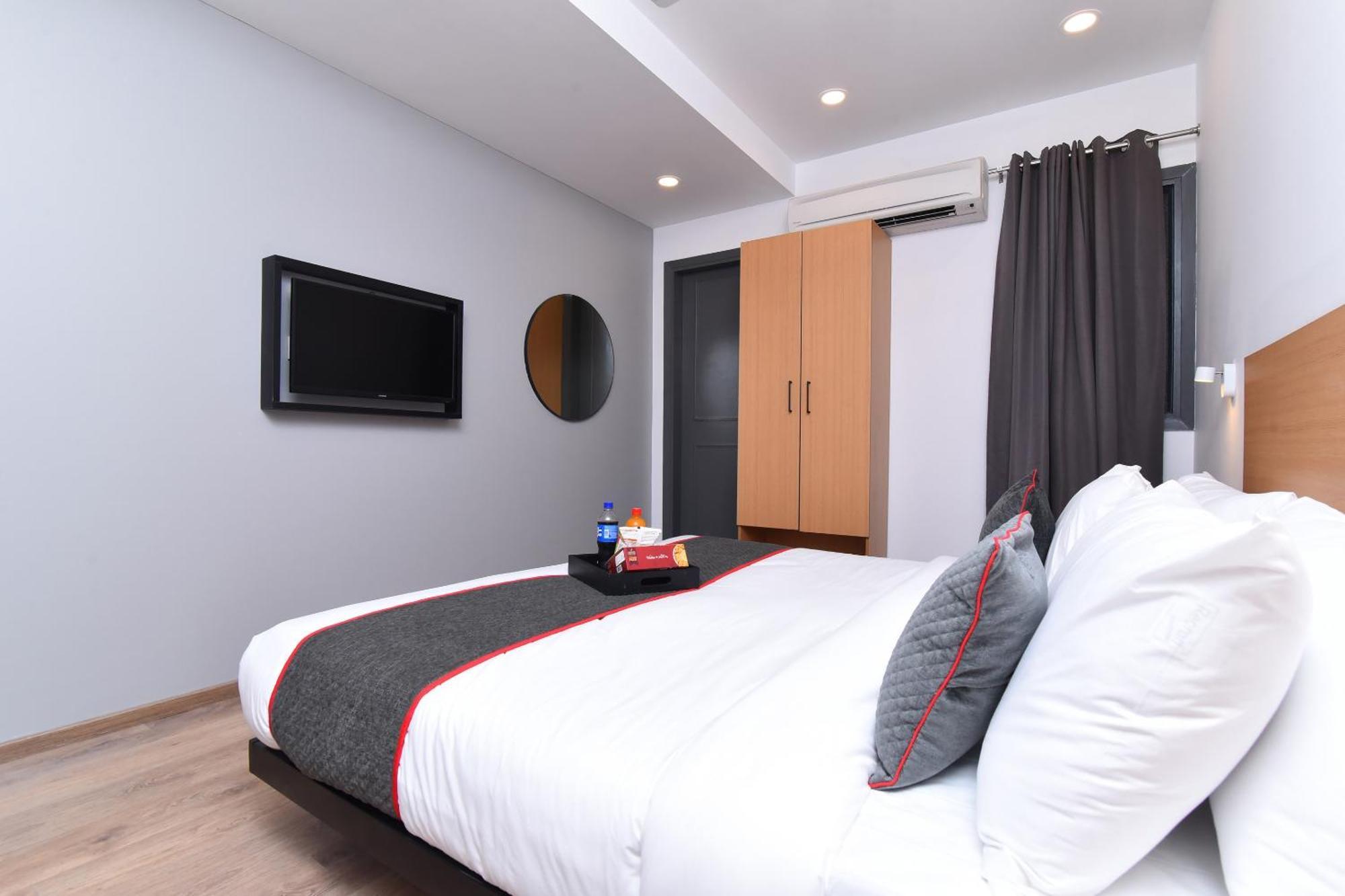 Townhouse Rudra Near Chhatarpur Metro Station 4* New Delhi