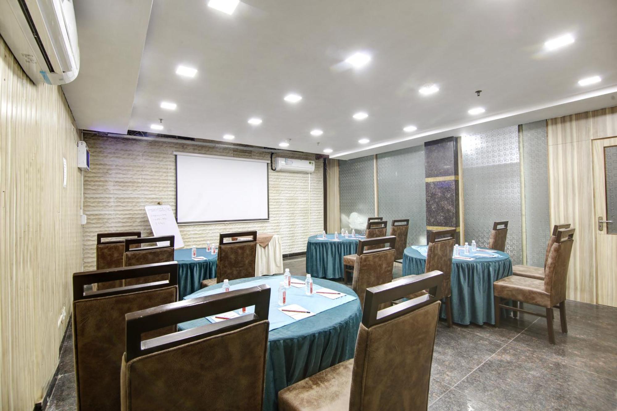 Hotel Persona International Karol Bagh 3*