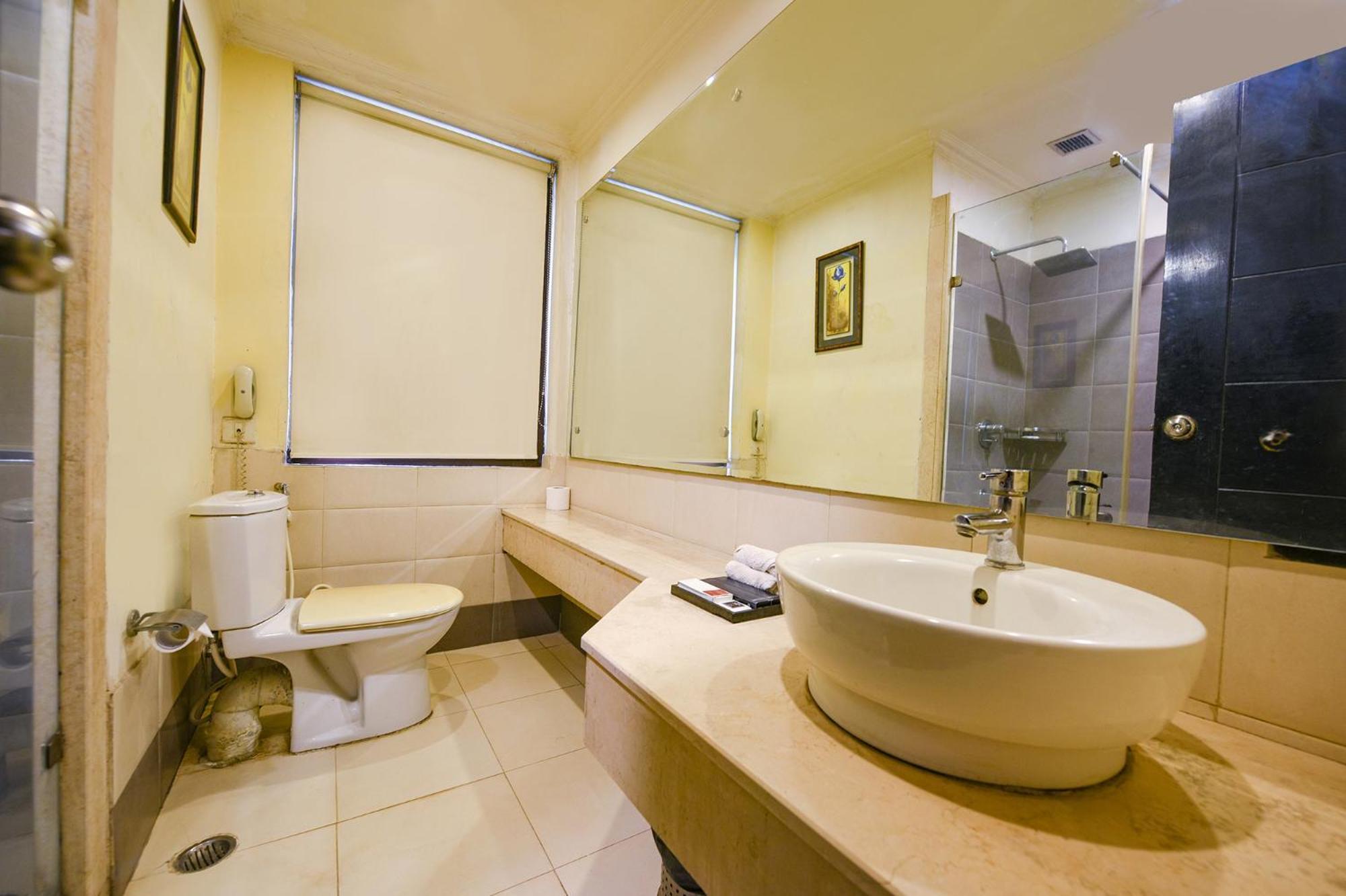 Fabhotel Prime The Western With Swimming Pool Hotel New Delhi
