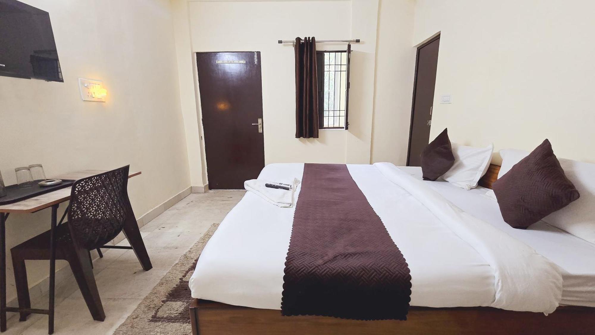 Satya Niketan D Hotel