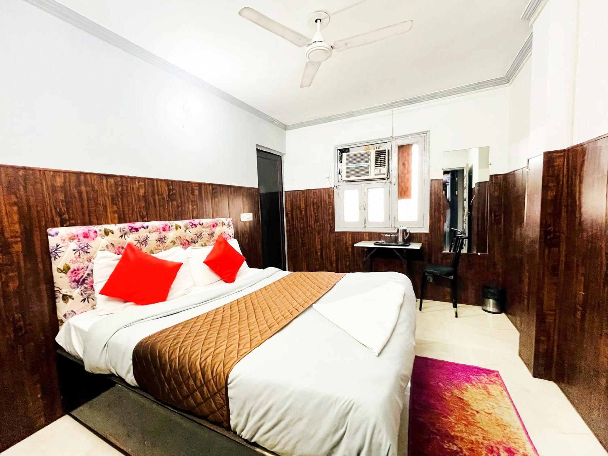 Hotel Satya Niketan D New Delhi