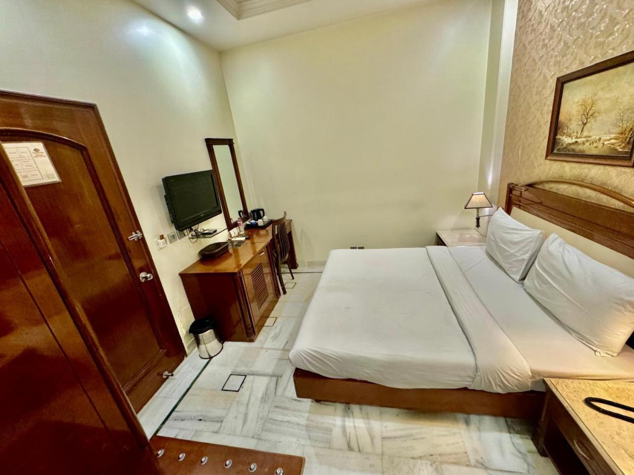 Florence Inn, Karol Bagh, New Delhi, 2 Min From Metro