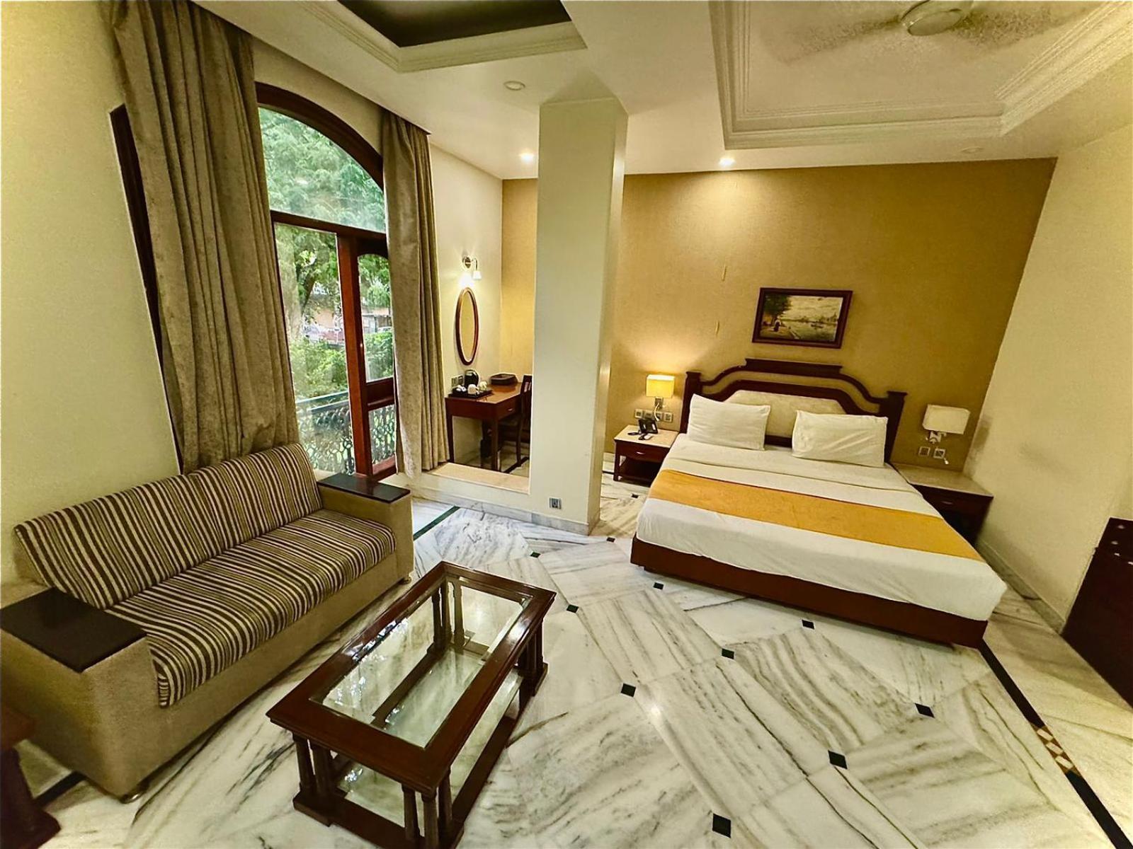 Hotel Florence Inn, Karol Bagh, New Delhi, 2 Min From Metro 4*