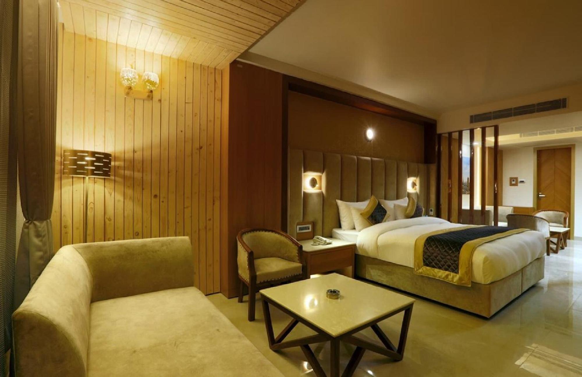 Hotel Luxury Near Igi Airport With Free Airport Transsfer 4*