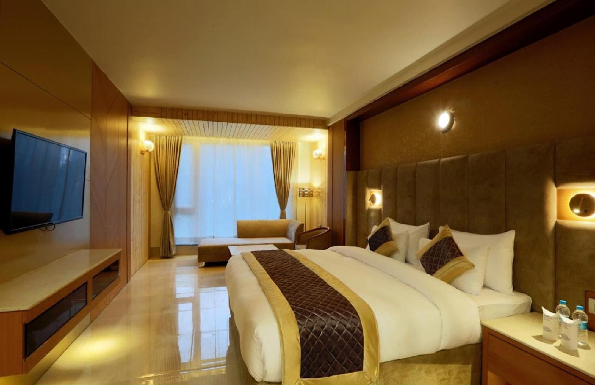 Hotel Luxury Near Igi Airport With Free Airport Transsfer