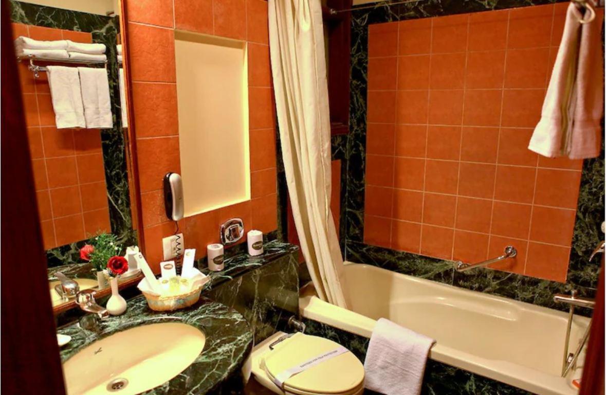 Hotel Florence Inn, Karol Bagh, New Delhi, 2 Min From Metro Delhi (National Capital Territory of India)