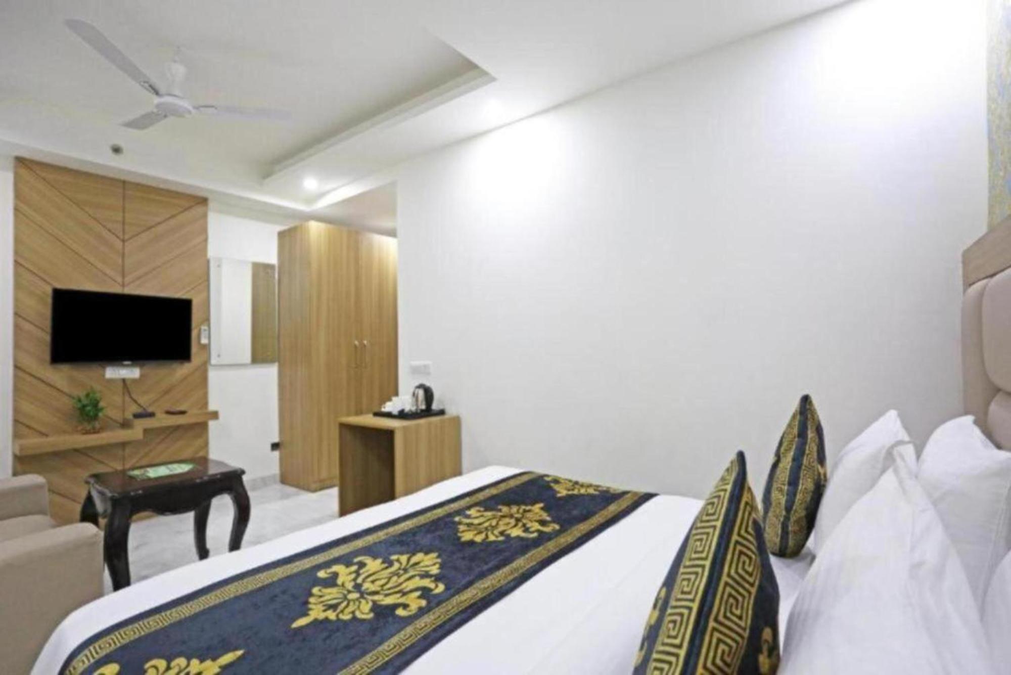 Ambience -5 Mints Walk From Railway Station Hotel