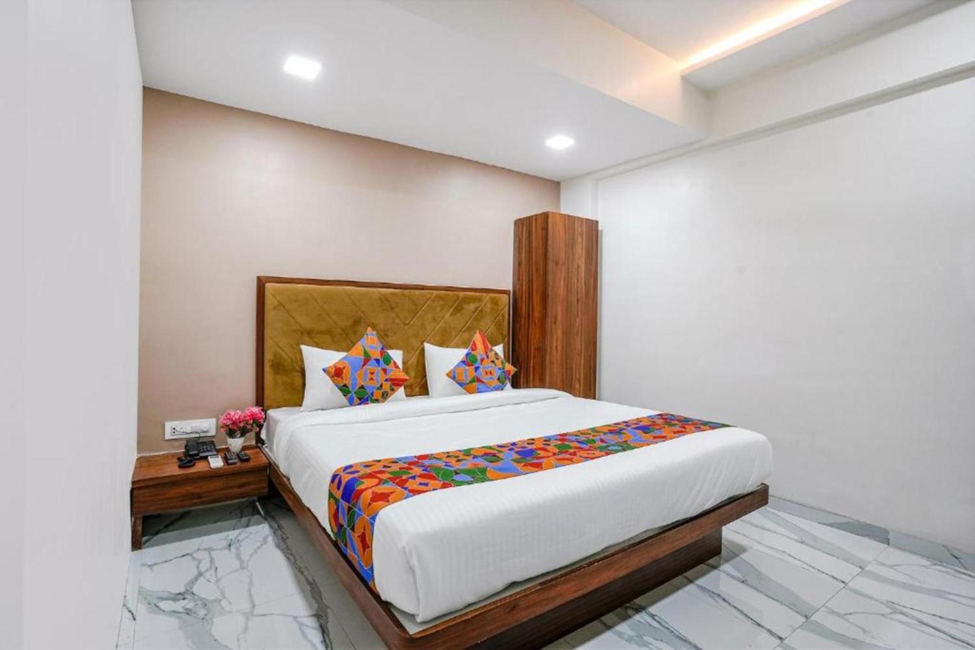 Ambience -5 Mints Walk From Railway Station 4*