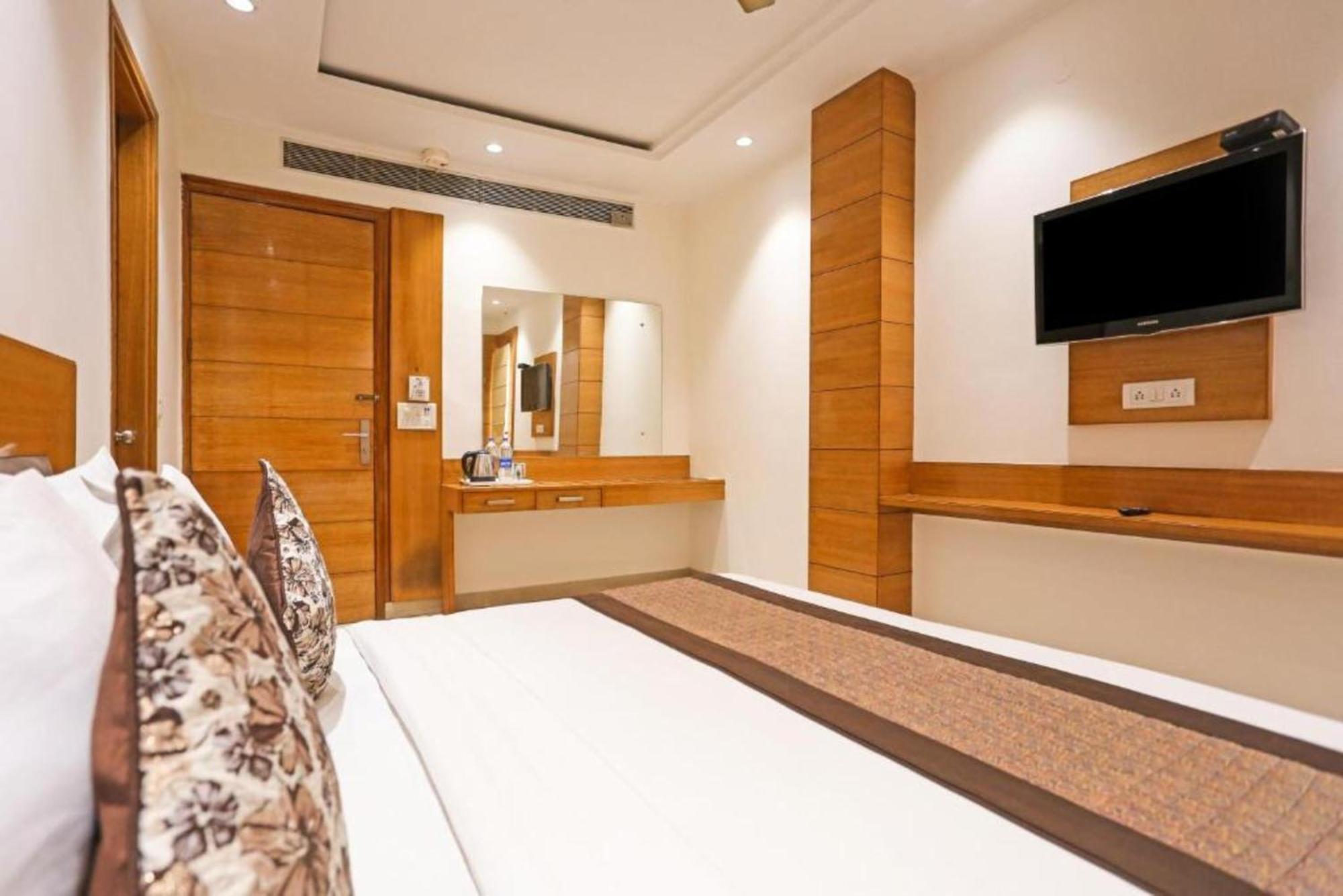 Ambience -5 Mints Walk From Railway Station 4*