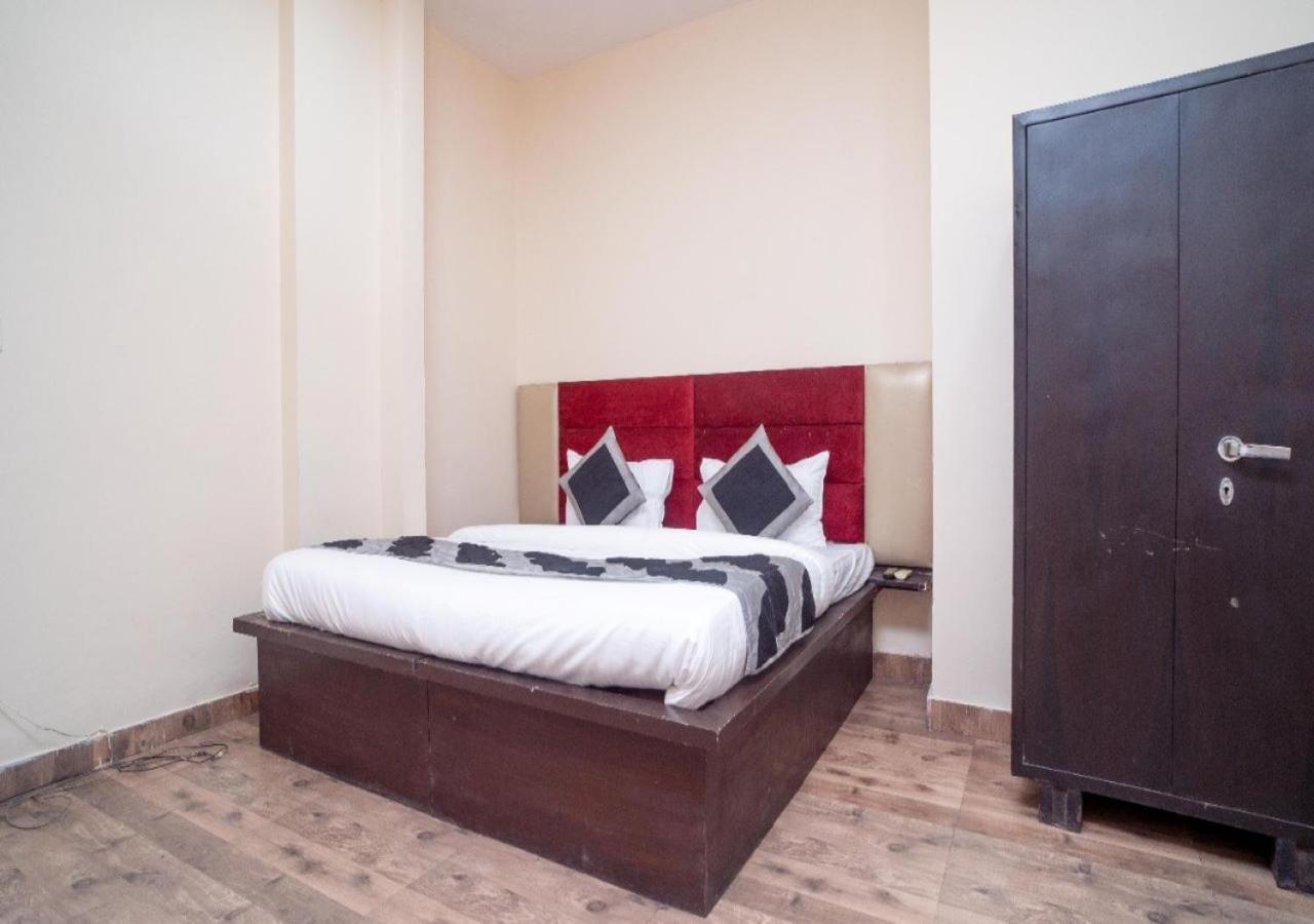 Love hotel Spot International - Main Bazar Paharganj *